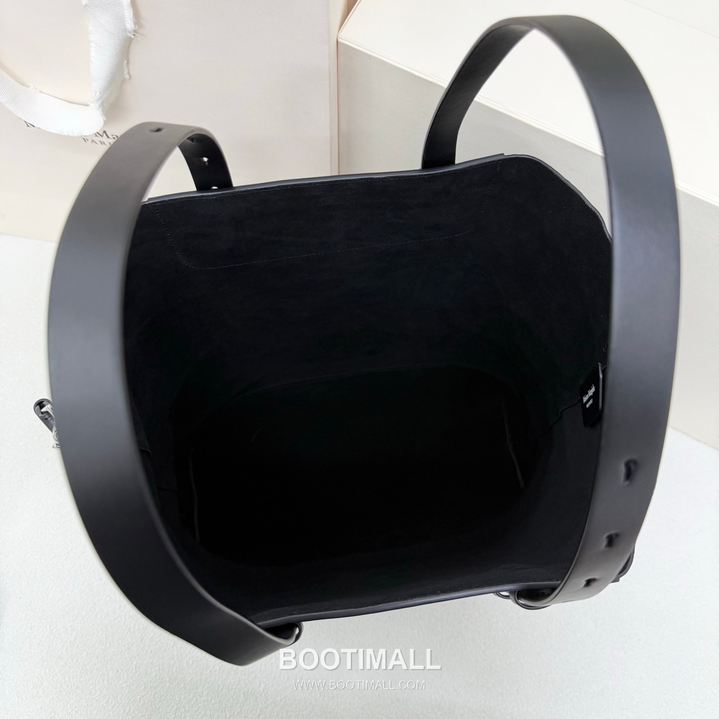 Maison Margiela SS26 0024 Hobo Grained Leather Black Shoulder Bag 메종 마르지엘라 SS26 0024 호보 그레인드 레더 블랙 숄더백 39cm 9