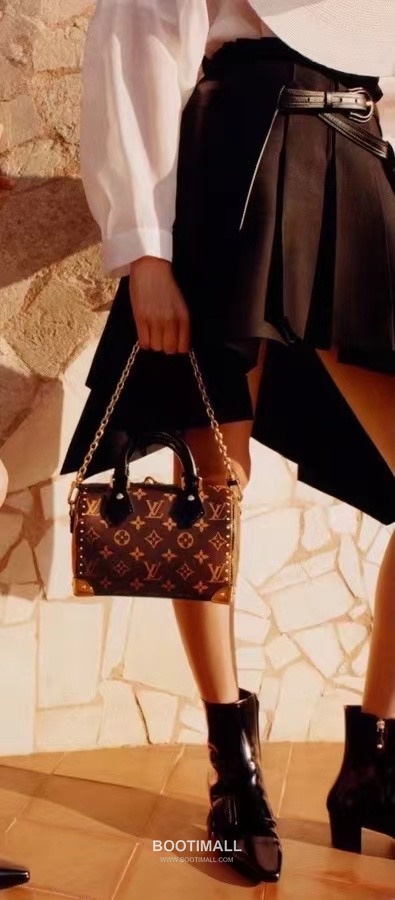 Louis Vuitton GO-14 Studded Black Leather Shoulder Bag M13146 루이비통 GO-14 스터드 블랙 레더 숄더백 20cm 8