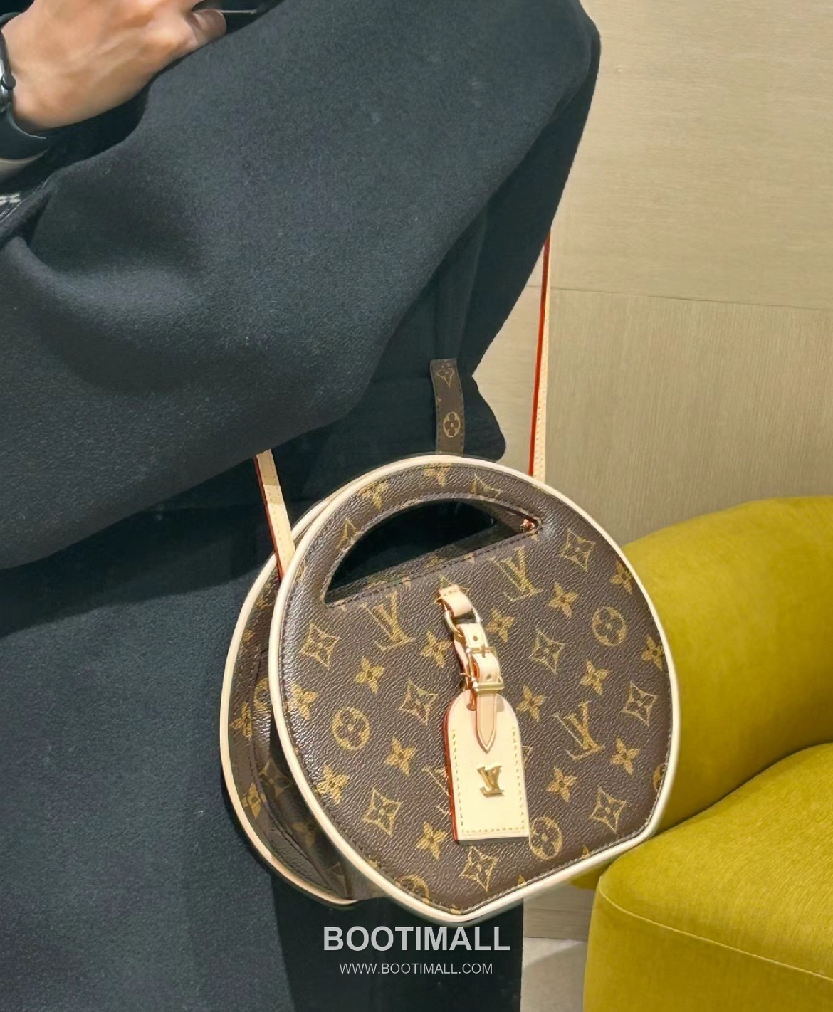 Louis Vuitton Around Me Monogram LV Circle Coated Canvas Brown Card Holder 루이비통 어라운드 미 모노그램 LV 서클 코티드 캔버스 브라운 카드홀더 22.5cm 2