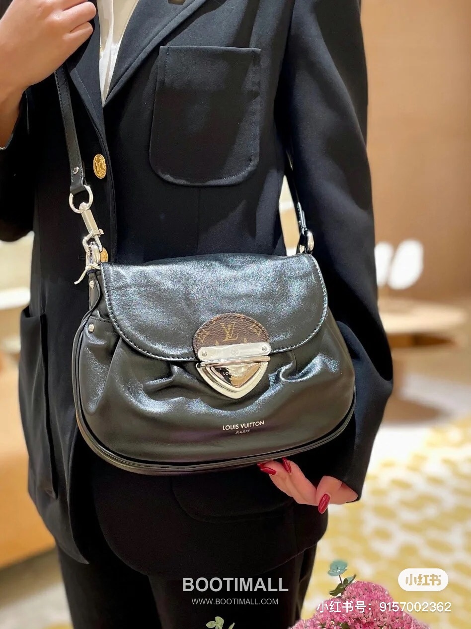 Louis Vuitton Cargo Mini Leather Shoulder Bag M13989 루이비통 카고 미니 레더 숄더백 23cm 4