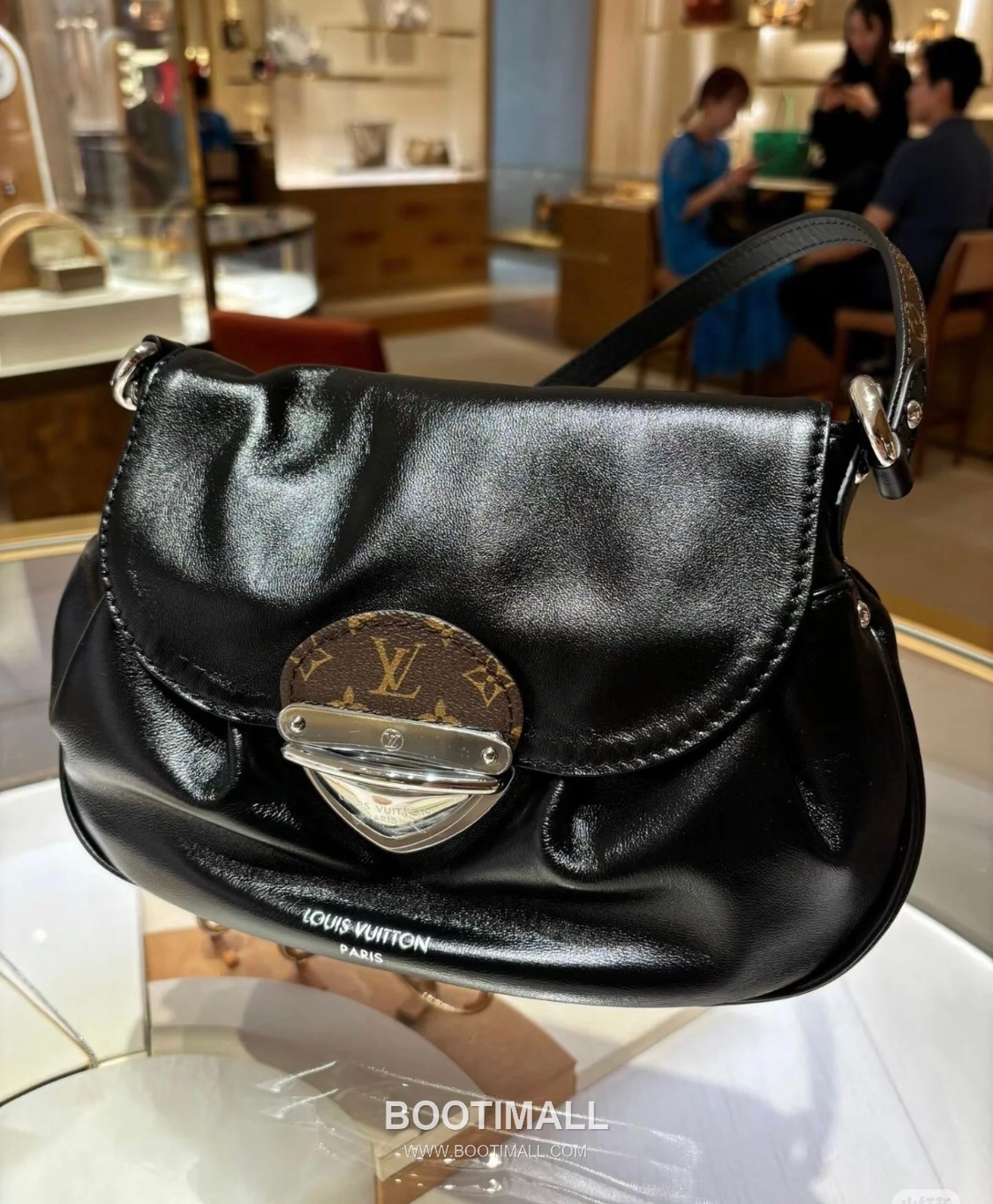 Louis Vuitton Cargo Mini Leather Shoulder Bag M13989 루이비통 카고 미니 레더 숄더백 23cm 9