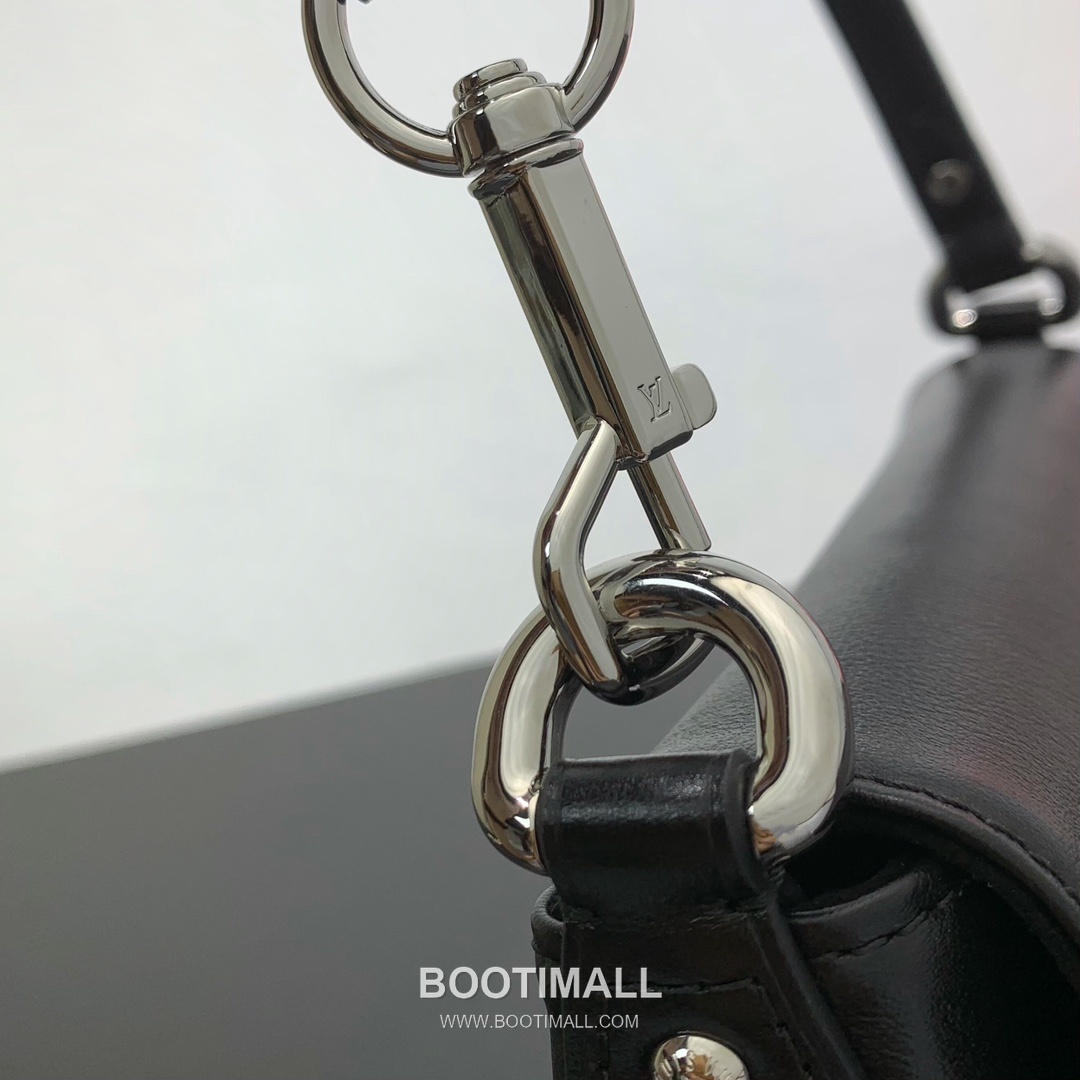 Louis Vuitton Cargo Mini Leather Shoulder Bag M13989 루이비통 카고 미니 레더 숄더백 23cm 17