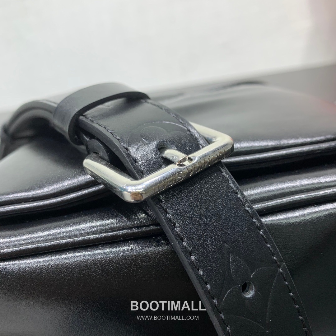 Louis Vuitton Cargo Mini Leather Shoulder Bag M13989 루이비통 카고 미니 레더 숄더백 23cm 18