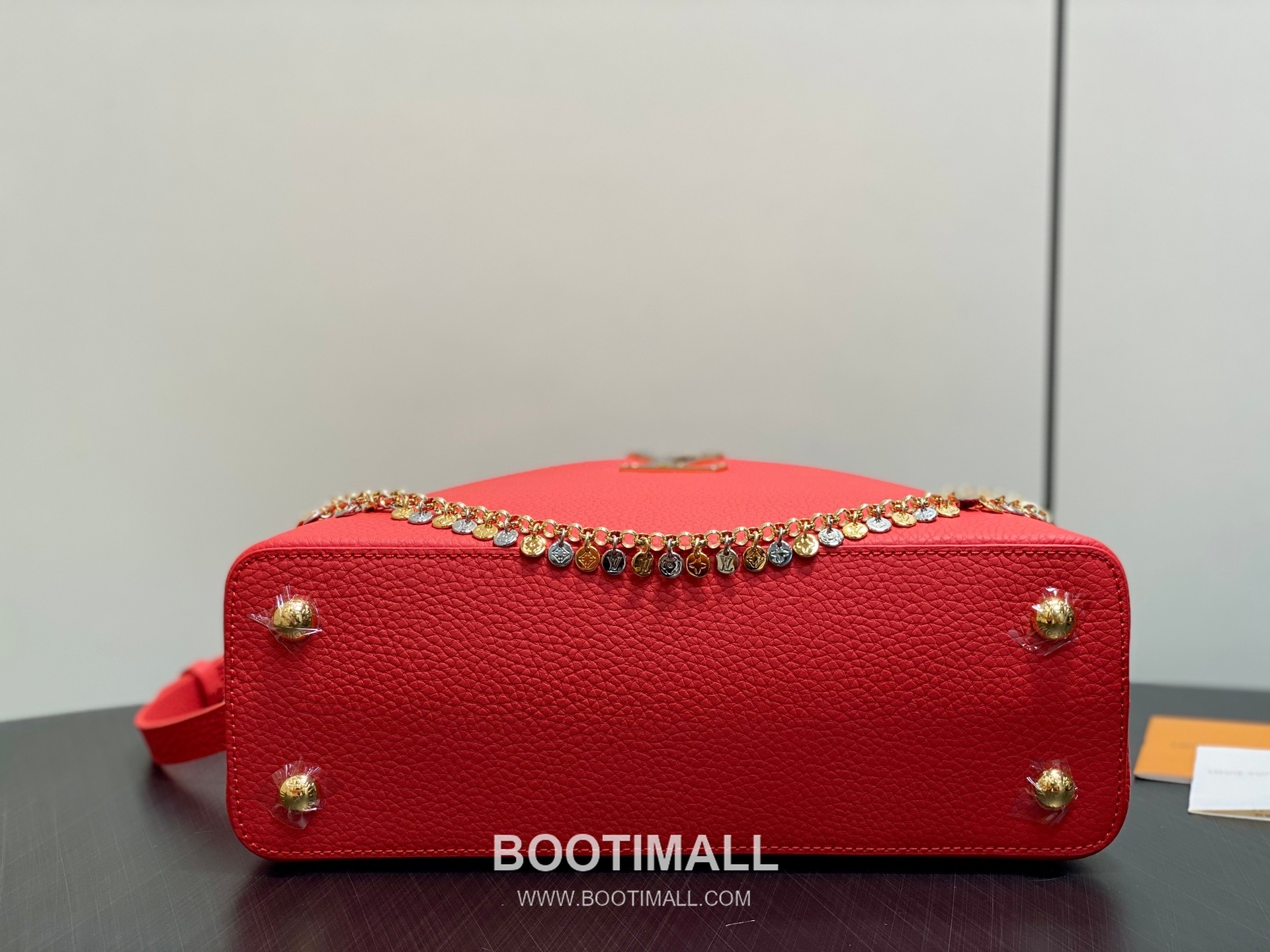 Louis Vuitton Capucines BB Taurillon Leather Chain Bag M28197 루이비통 카퓌신 BB 토리옹 레더 체인백 31cm 4