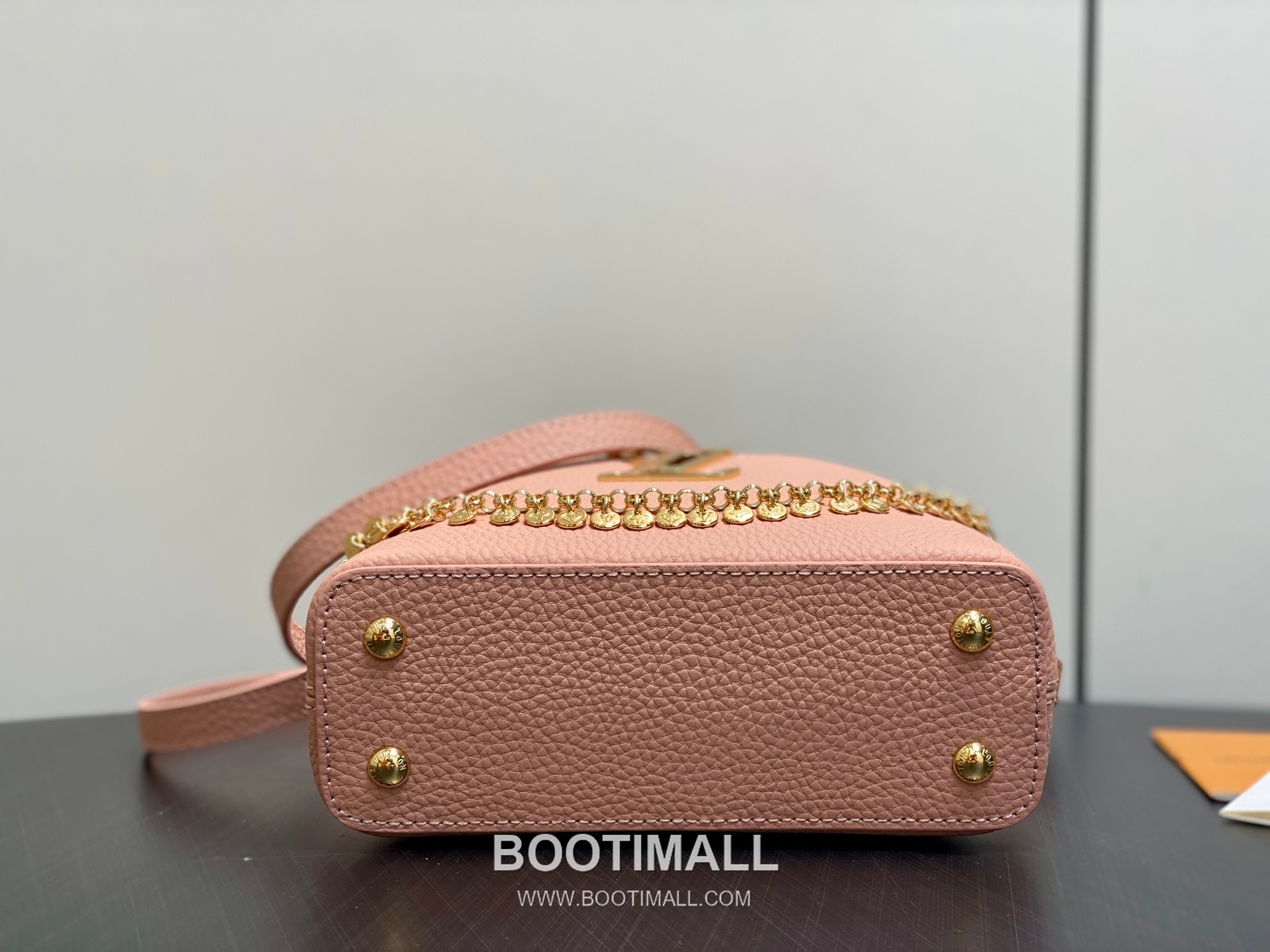 Louis Vuitton Capucines Mini Taurillon Leather Chain Bag M28197 루이비통 카퓌신 미니 토리옹 레더 체인백 21cm 4