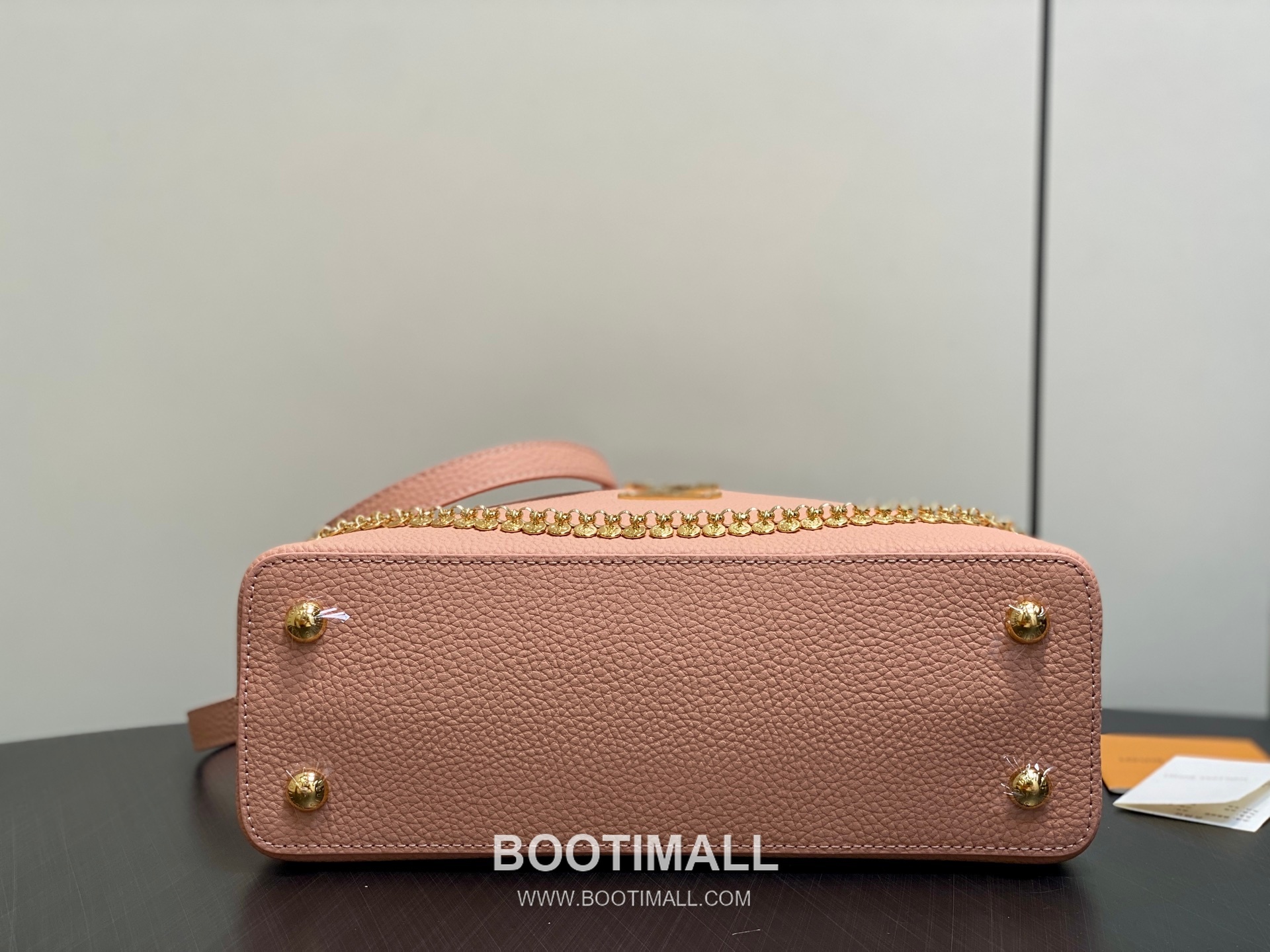 Louis Vuitton Capucines BB Taurillon Leather Chain Bag M28197 루이비통 카퓌신 BB 토리옹 레더 체인백 31cm 4