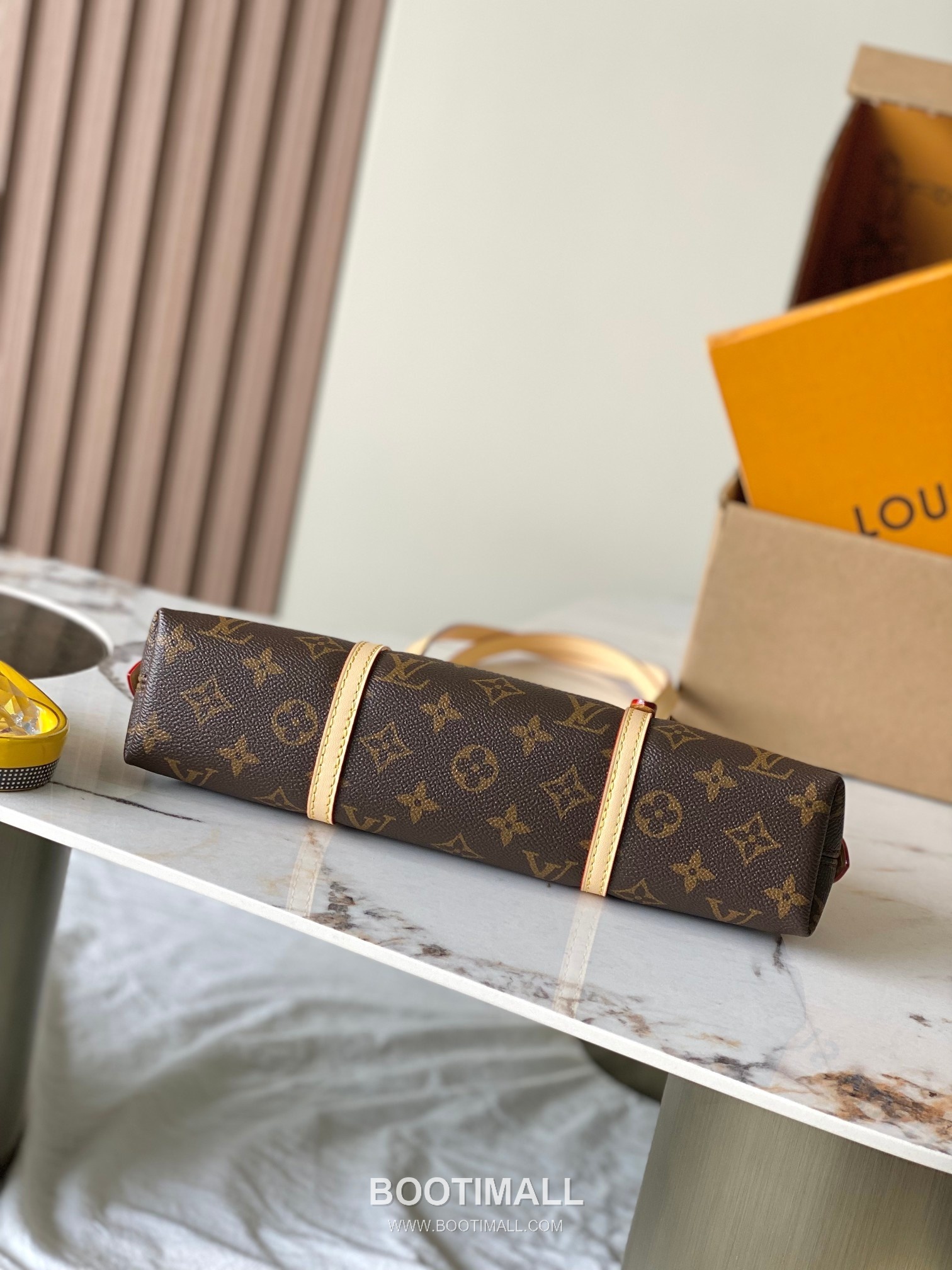 Louis Vuitton Squire East West Leather Shoulder Bag M28953 루이비통 스콰이어 이스트 웨스트 레더 숄더백 29cm 9