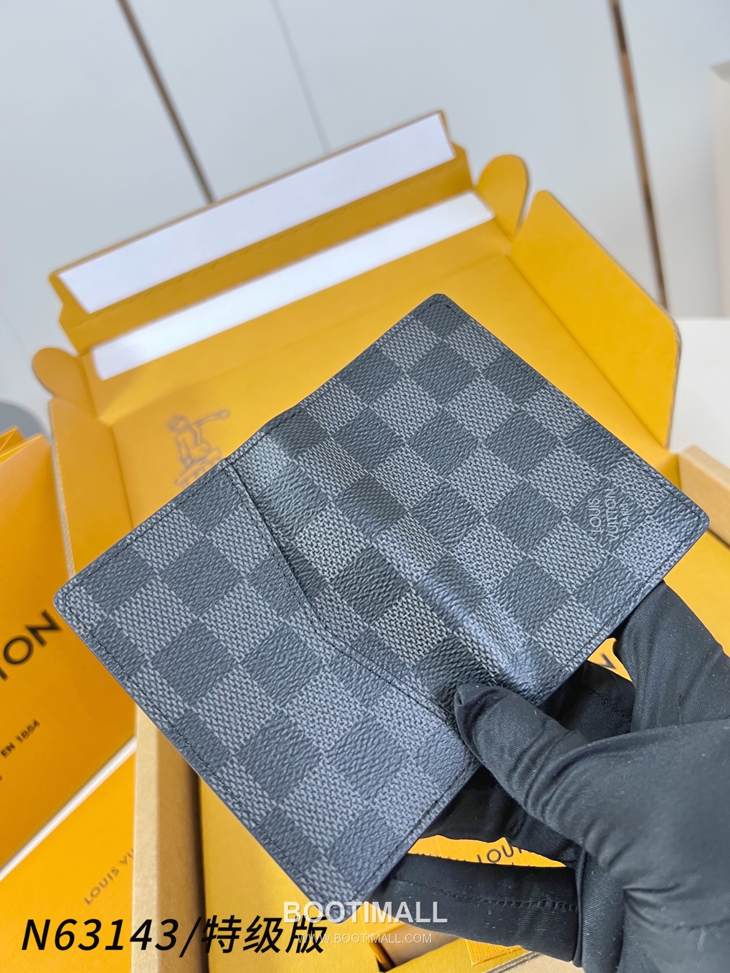 Louis Vuitton Pocket Brushed Monogram Leather Black Card Holder 루이비통 포켓 브러시드 모노그램 N63143 가죽 블랙 카드홀더 11.1cm 4