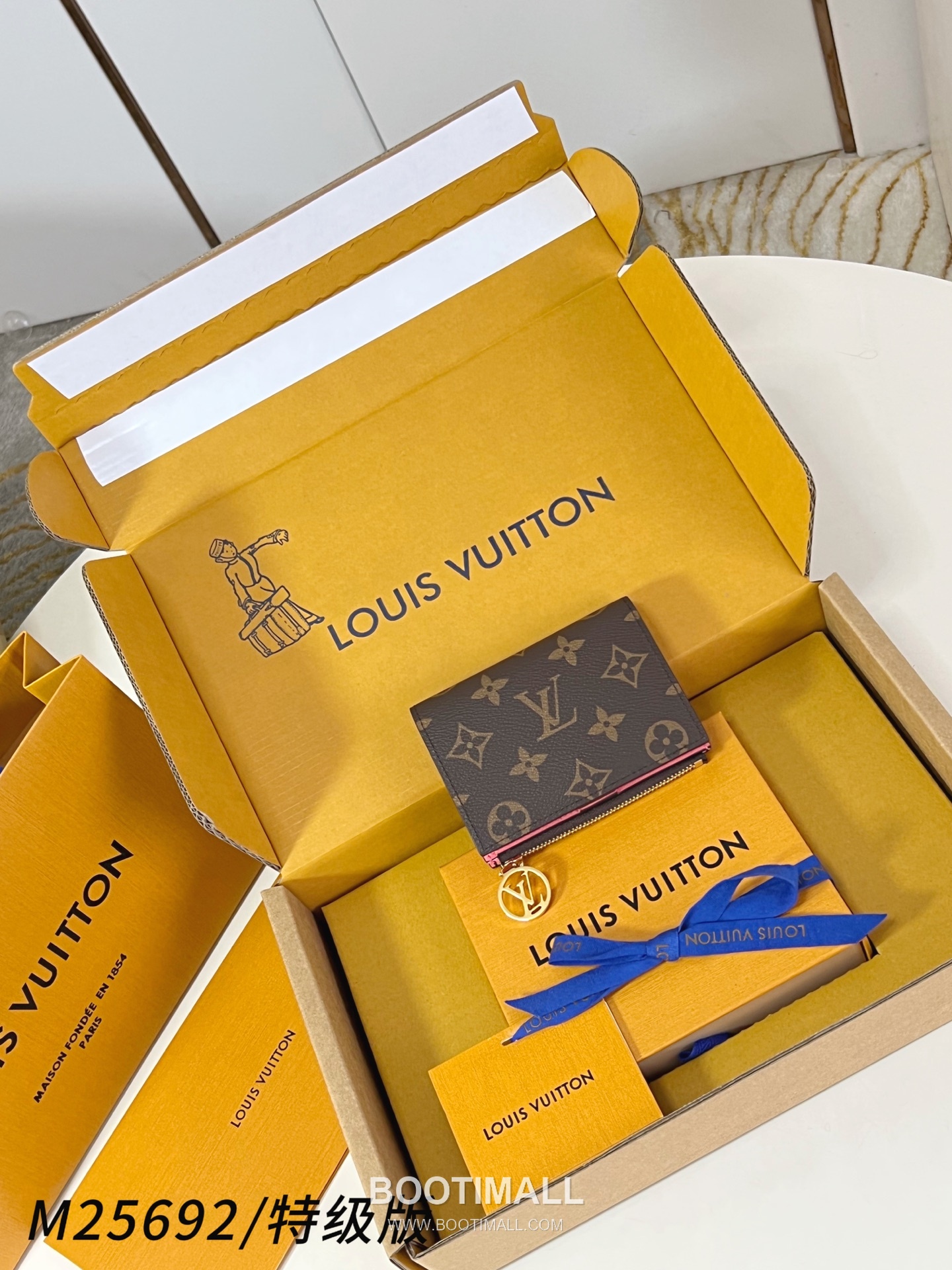 Louis Vuitton Lisa Monogram Canvas Pink Zip Wallet 루이비통 리사 모노그램 M25692 캔버스 핑크 지퍼 지갑 11.5cm 1