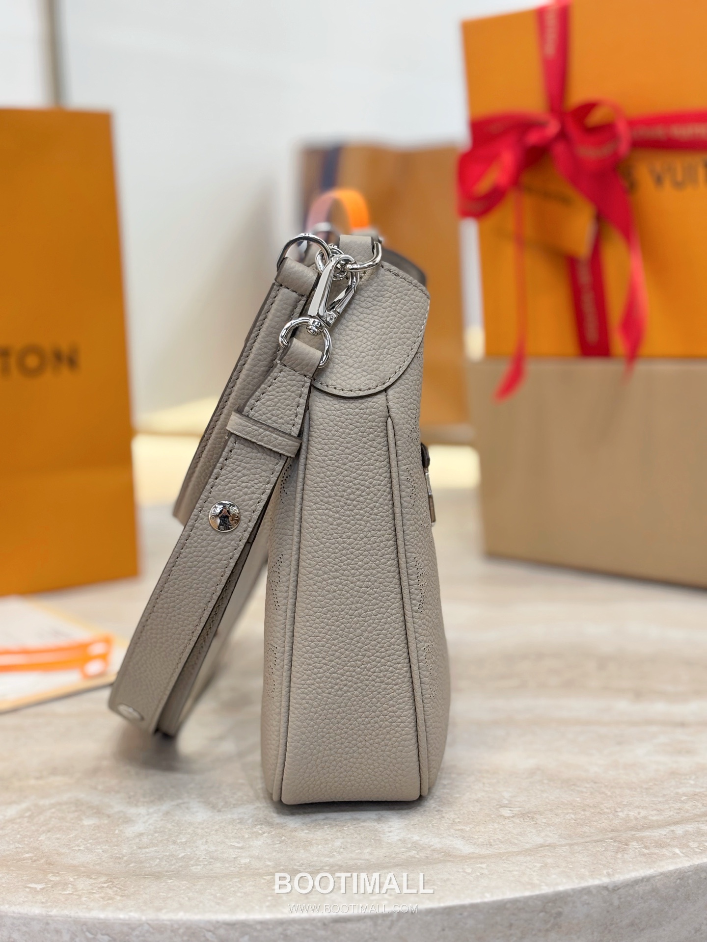 Louis Vuitton All Around Small Mahina Monogram Perforated Cowhide Elephant Grey Top Handle Bag 루이비통 올 어라운드 스몰 마히나 모노그램 퍼포레이티드 소가죽 엘리펀트 그레이 탑핸들백 25cm 5