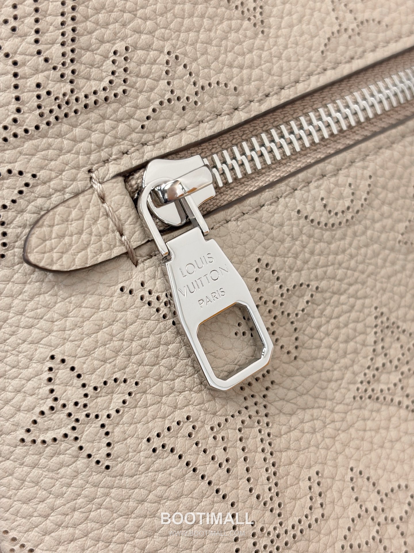 Louis Vuitton All Around Small Mahina Monogram Perforated Cowhide Elephant Grey Top Handle Bag 루이비통 올 어라운드 스몰 마히나 모노그램 퍼포레이티드 소가죽 엘리펀트 그레이 탑핸들백 25cm 9