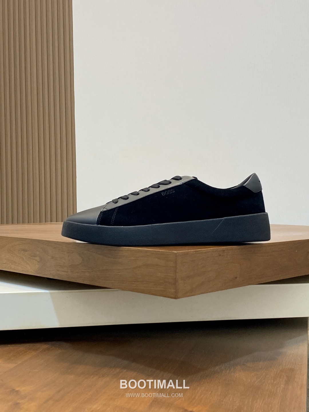 ## 신발 제품 스펙 분석

BOSS Leather Slip-On Sneakers 보스 레더 슬립온 스니커즈 2