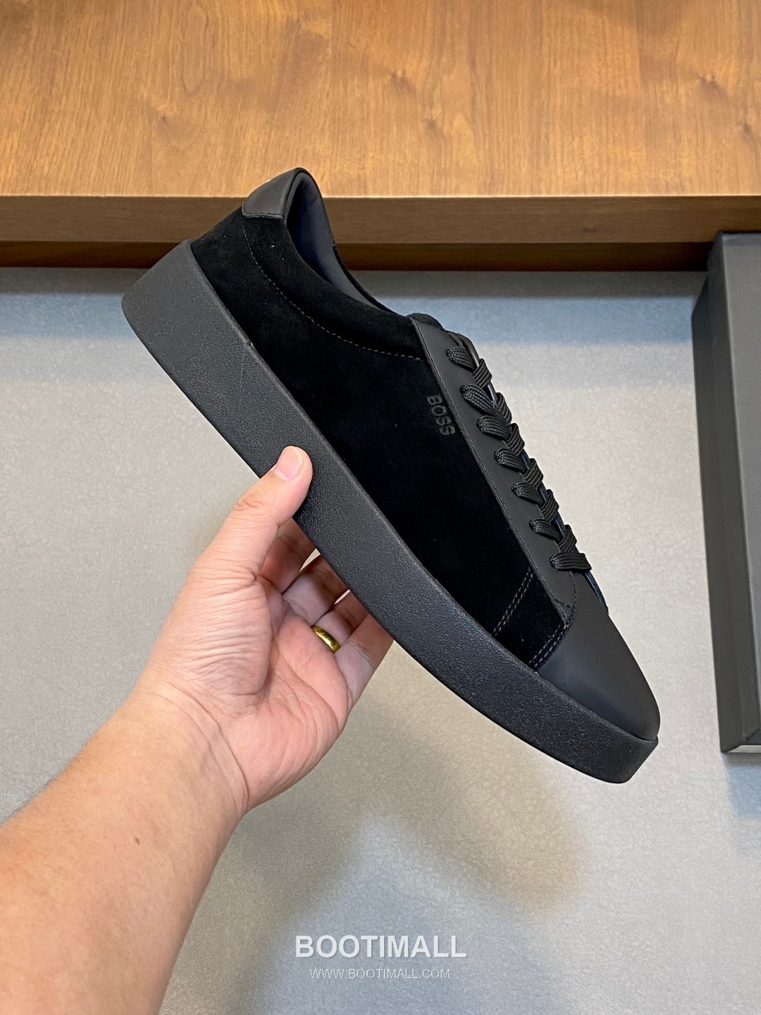 ## 신발 제품 스펙 분석

BOSS Leather Slip-On Sneakers 보스 레더 슬립온 스니커즈 4