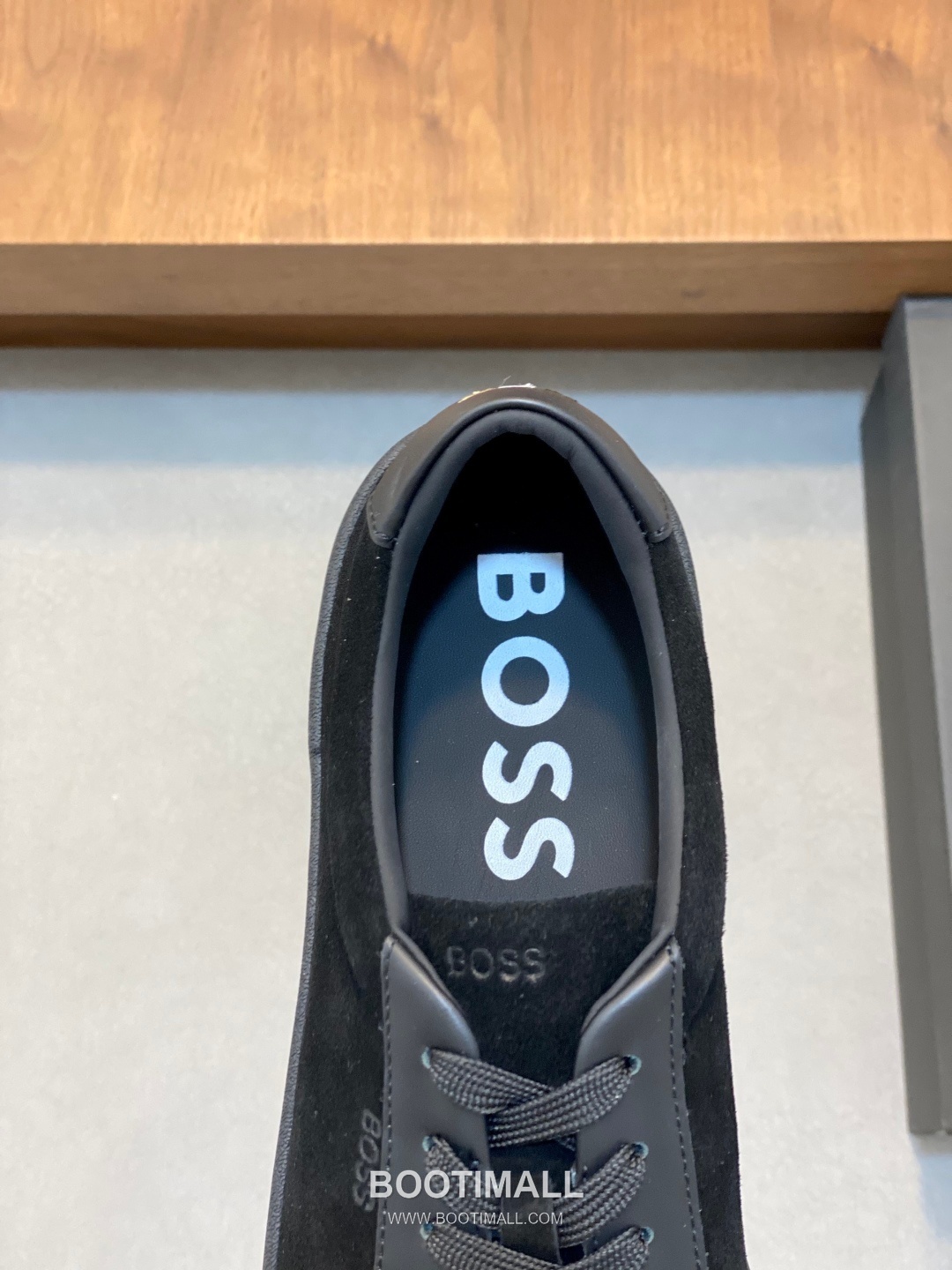 ## 신발 제품 스펙 분석

BOSS Leather Slip-On Sneakers 보스 레더 슬립온 스니커즈 7