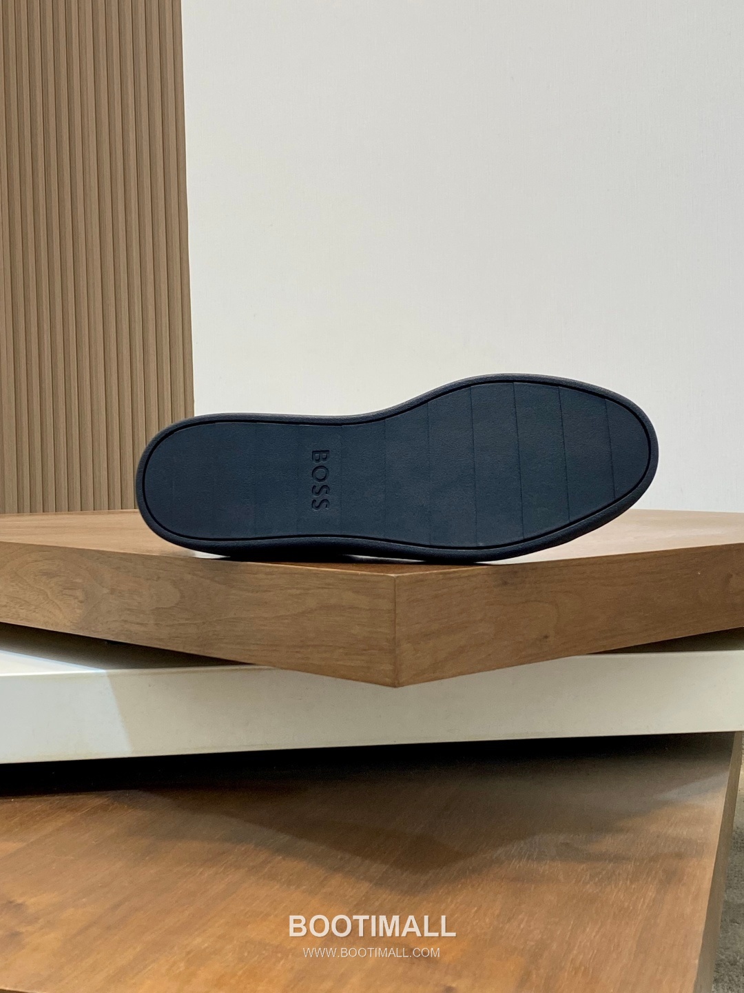 ## 신발 제품 스펙 분석

BOSS Leather Slip-On Sneakers 보스 레더 슬립온 스니커즈 9