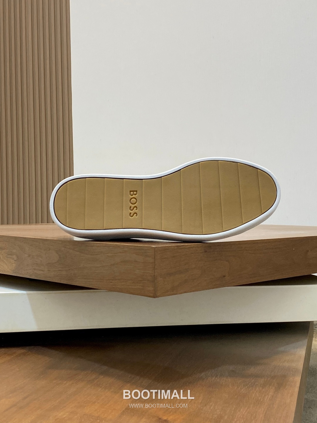 ## 신발 제품 스펙 분석

BOSS Leather Slip-On Sneakers 보스 레더 슬립온 스니커즈 9