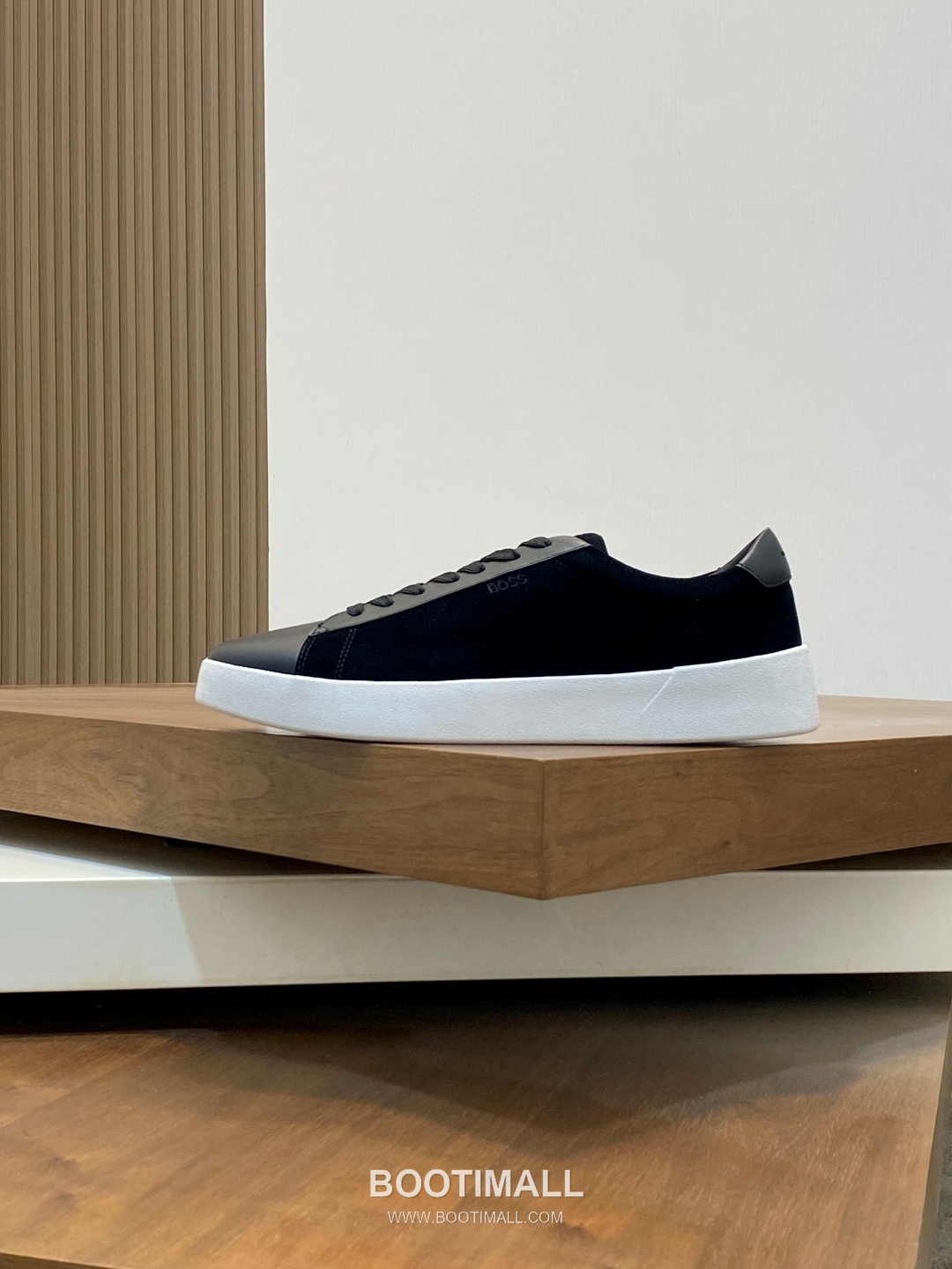 ## 신발 제품 스펙 분석

BOSS Leather Slip-On Sneakers 보스 레더 슬립온 스니커즈 2