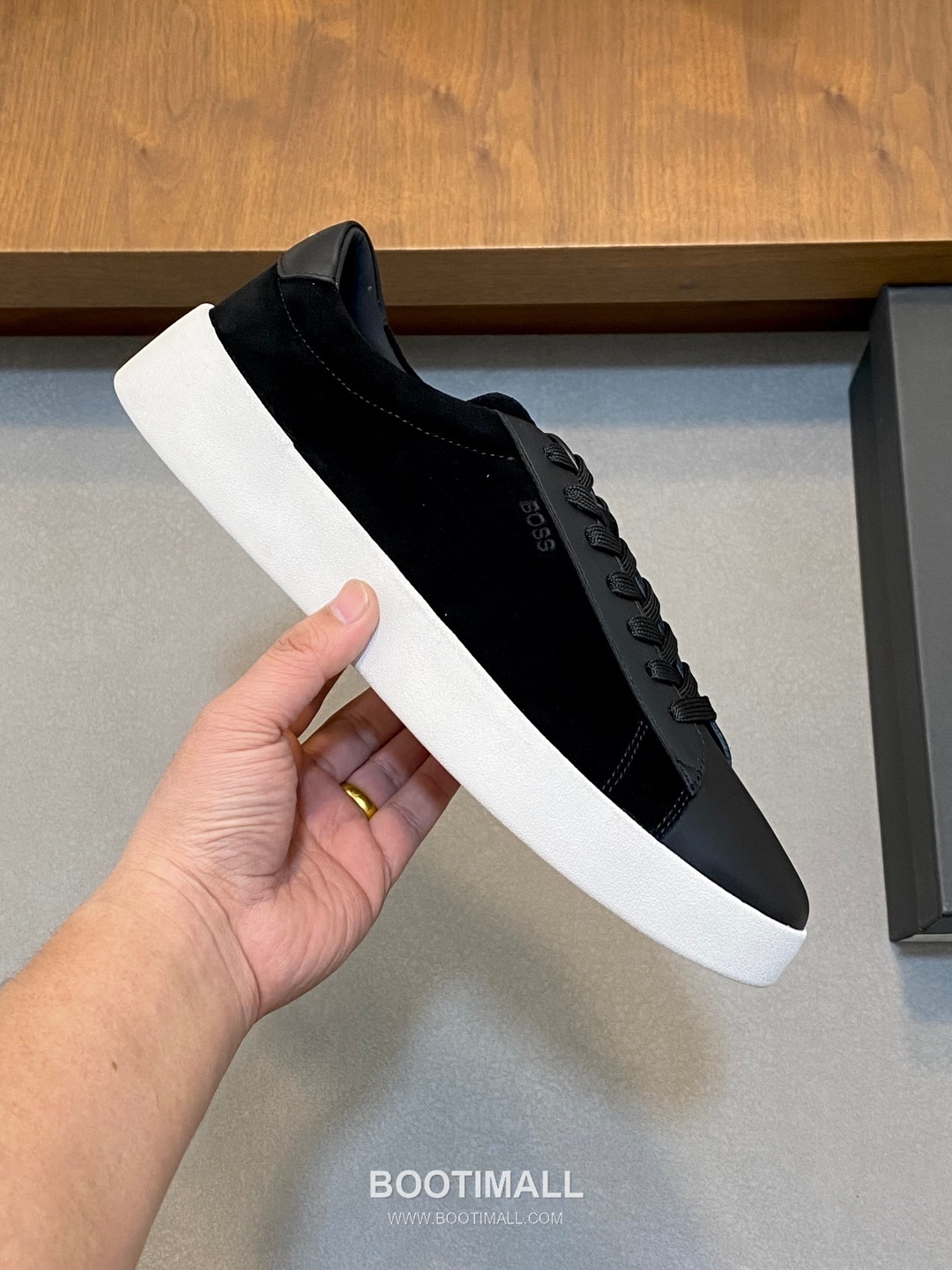 ## 신발 제품 스펙 분석

BOSS Leather Slip-On Sneakers 보스 레더 슬립온 스니커즈 4