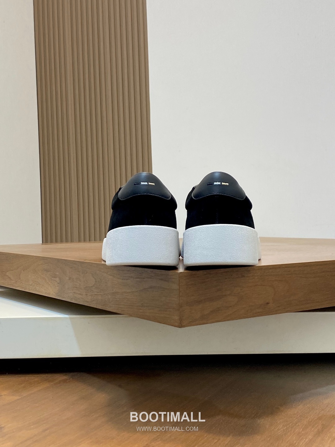 ## 신발 제품 스펙 분석

BOSS Leather Slip-On Sneakers 보스 레더 슬립온 스니커즈 8