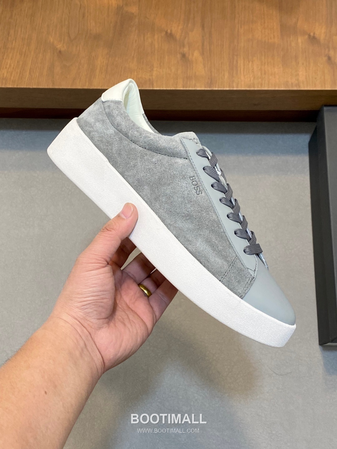 ## 신발 제품 스펙 분석

BOSS Leather Slip-On Sneakers 보스 레더 슬립온 스니커즈 4