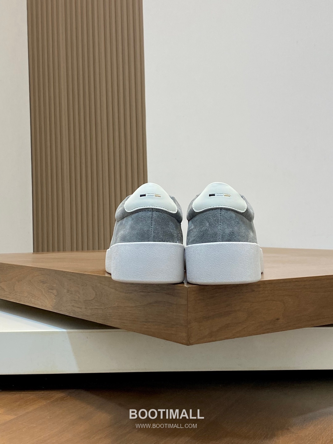 ## 신발 제품 스펙 분석

BOSS Leather Slip-On Sneakers 보스 레더 슬립온 스니커즈 8