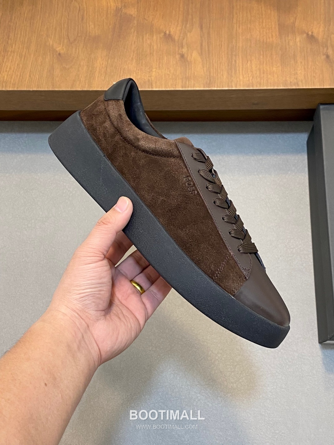 ## 신발 제품 스펙 분석

BOSS Leather Slip-On Sneakers 보스 레더 슬립온 스니커즈 4