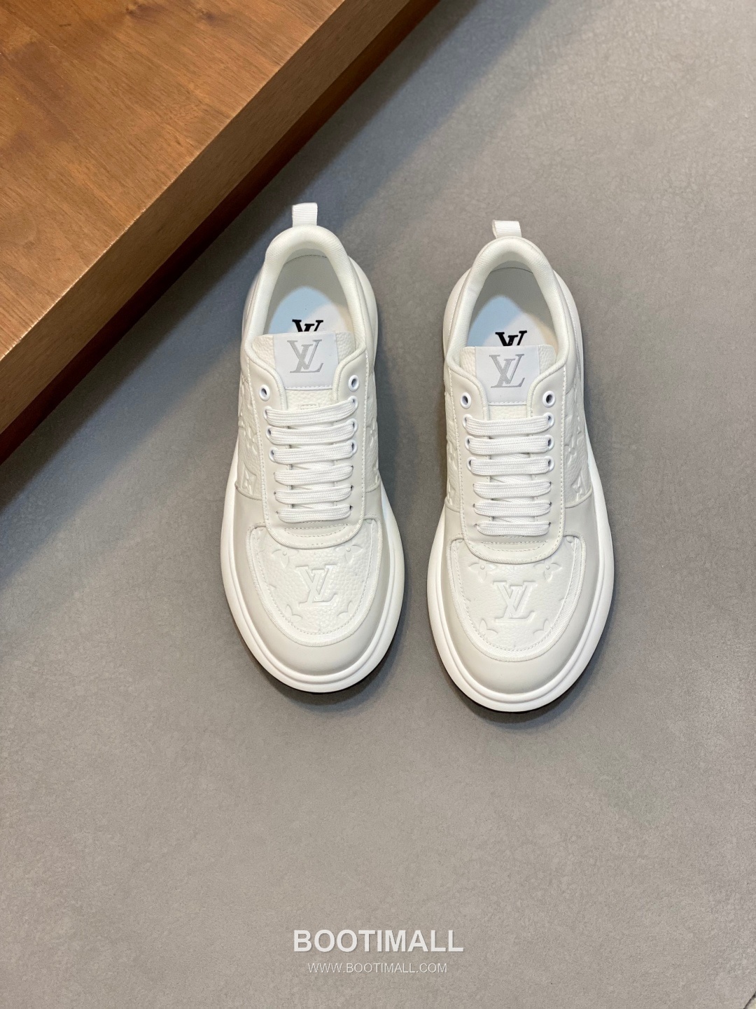 ## 신발 제품 스펙 분석

Louis Vuitton LV Trainer Sneakers 루이비통 LV 트레이너 스니커즈 1A54H5 1