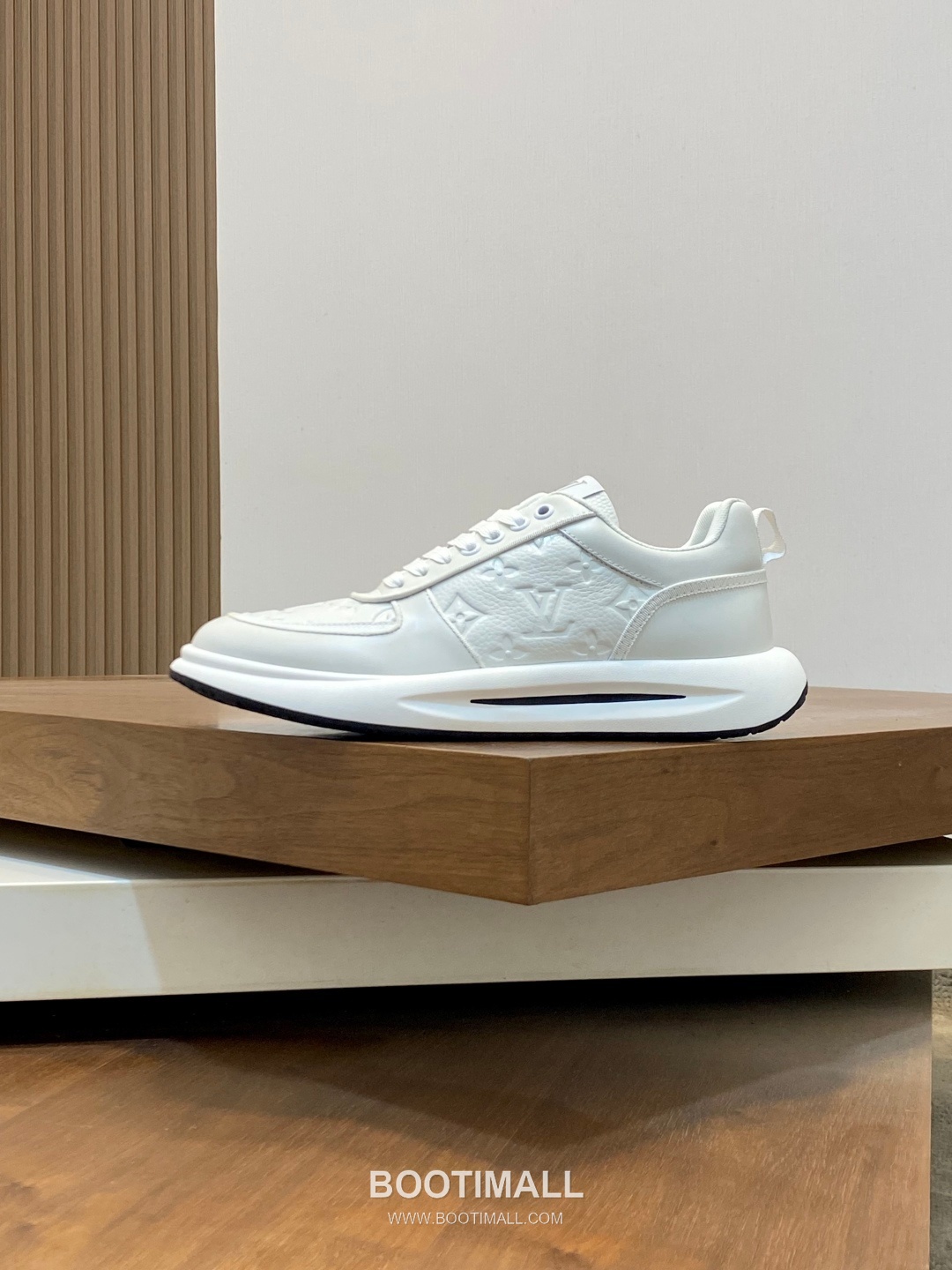 ## 신발 제품 스펙 분석

Louis Vuitton LV Trainer Sneakers 루이비통 LV 트레이너 스니커즈 1A54H5 2