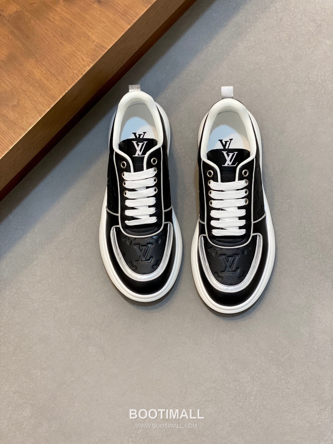 ## 신발 제품 스펙 분석

Louis Vuitton LV Trainer Sneakers 루이비통 LV 트레이너 스니커즈 1A54H5 1