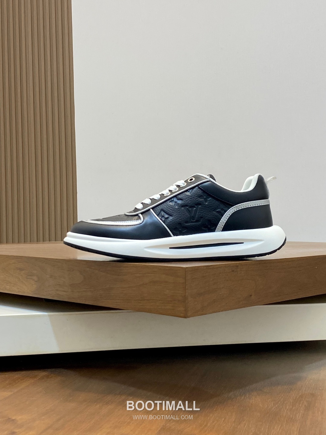 ## 신발 제품 스펙 분석

Louis Vuitton LV Trainer Sneakers 루이비통 LV 트레이너 스니커즈 1A54H5 2