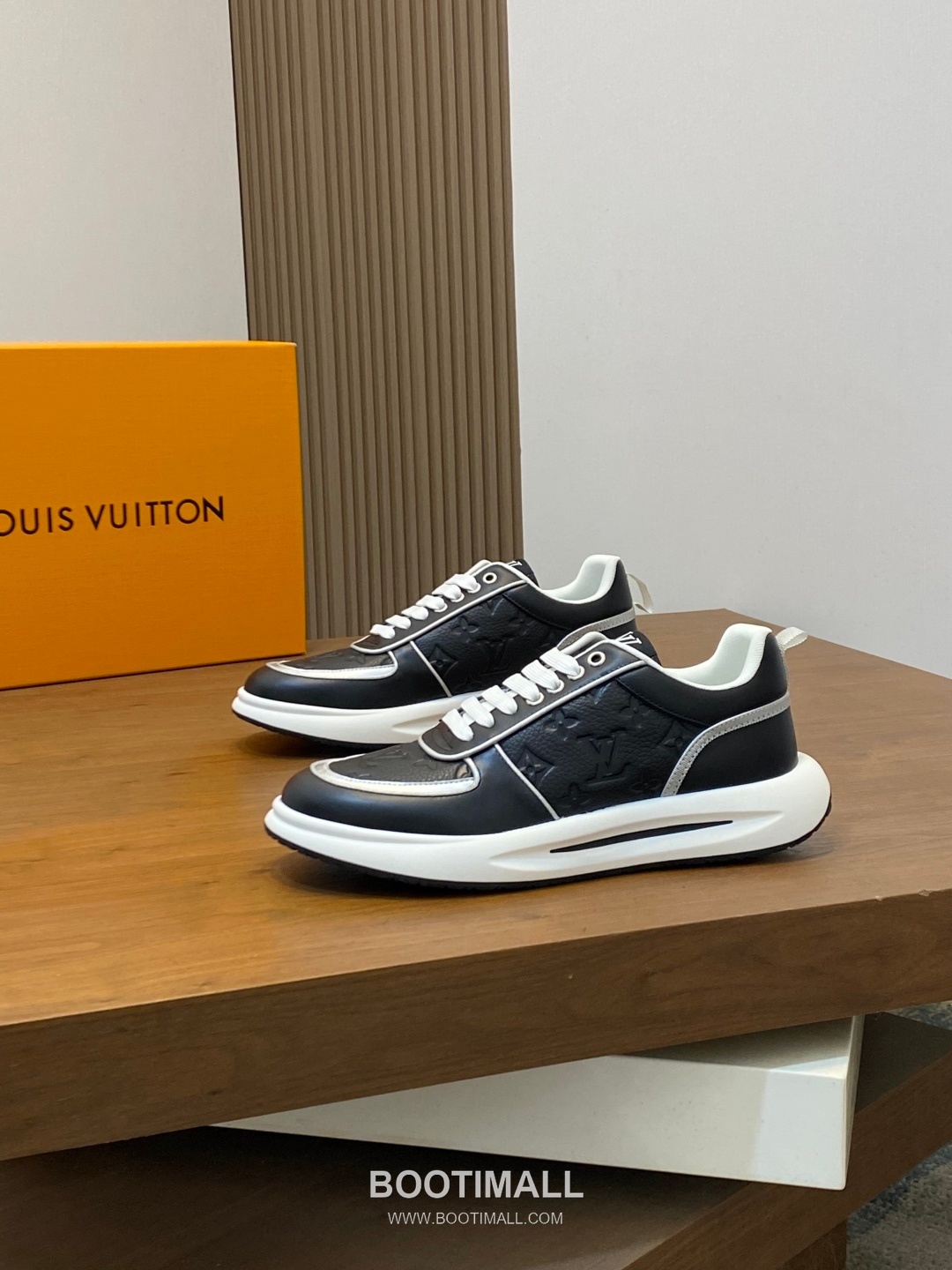## 신발 제품 스펙 분석

Louis Vuitton LV Trainer Sneakers 루이비통 LV 트레이너 스니커즈 1A54H5 3