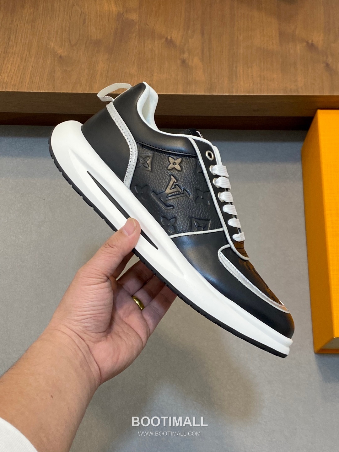 ## 신발 제품 스펙 분석

Louis Vuitton LV Trainer Sneakers 루이비통 LV 트레이너 스니커즈 1A54H5 4