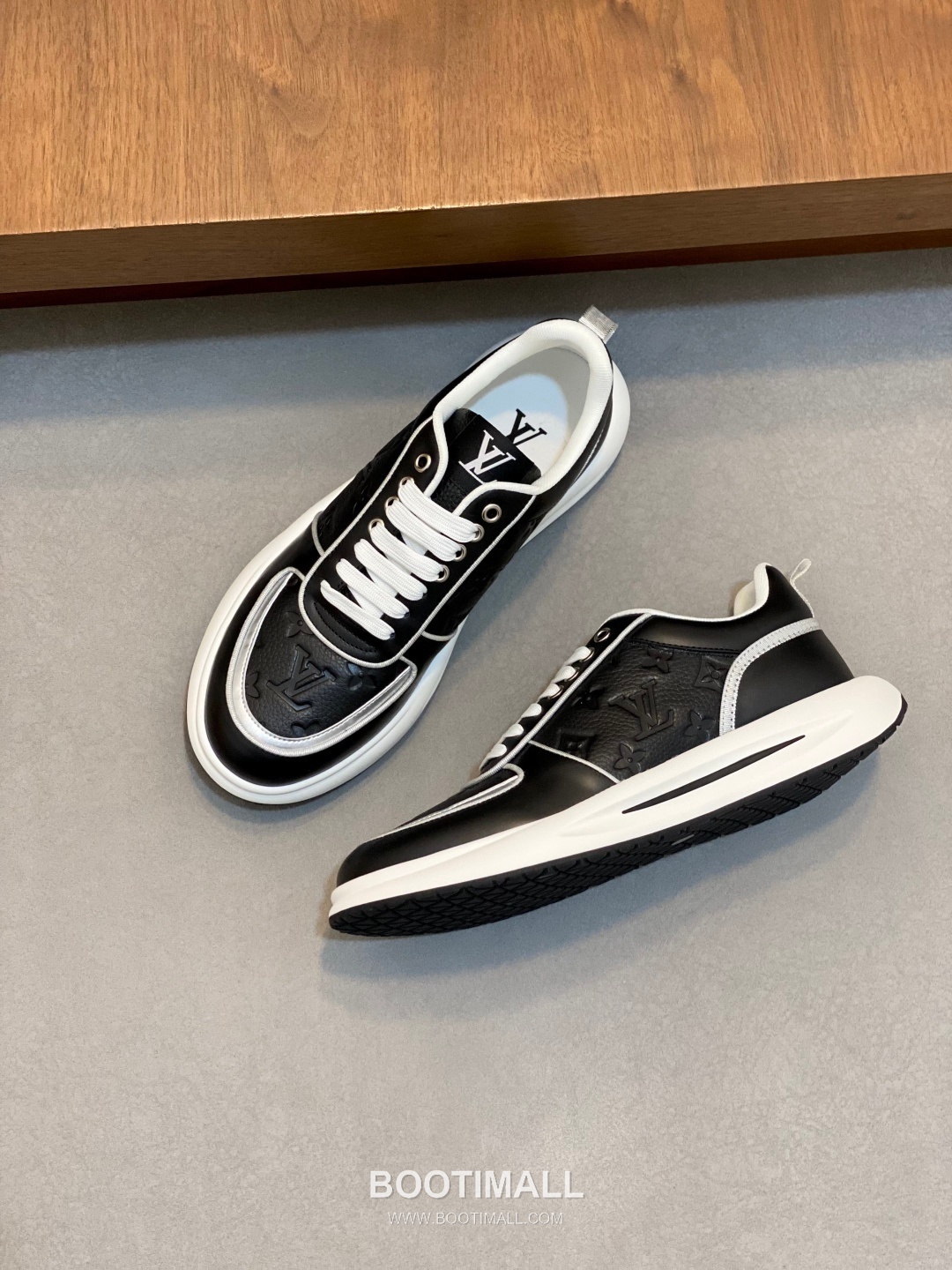 ## 신발 제품 스펙 분석

Louis Vuitton LV Trainer Sneakers 루이비통 LV 트레이너 스니커즈 1A54H5 5