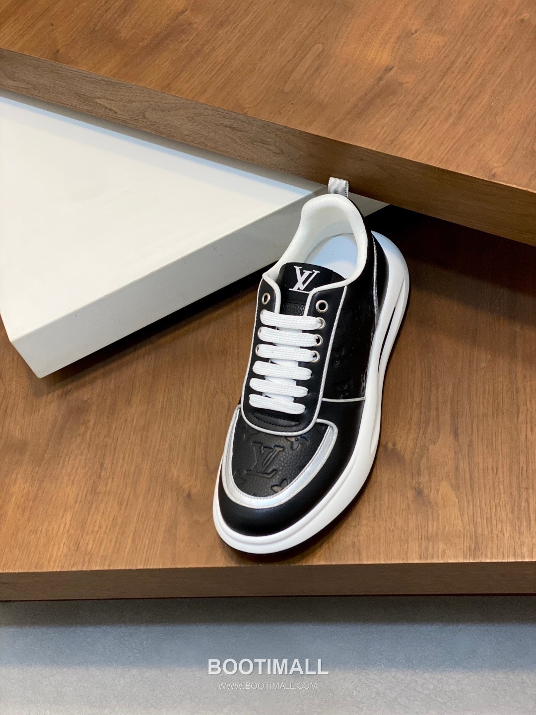 ## 신발 제품 스펙 분석

Louis Vuitton LV Trainer Sneakers 루이비통 LV 트레이너 스니커즈 1A54H5 6
