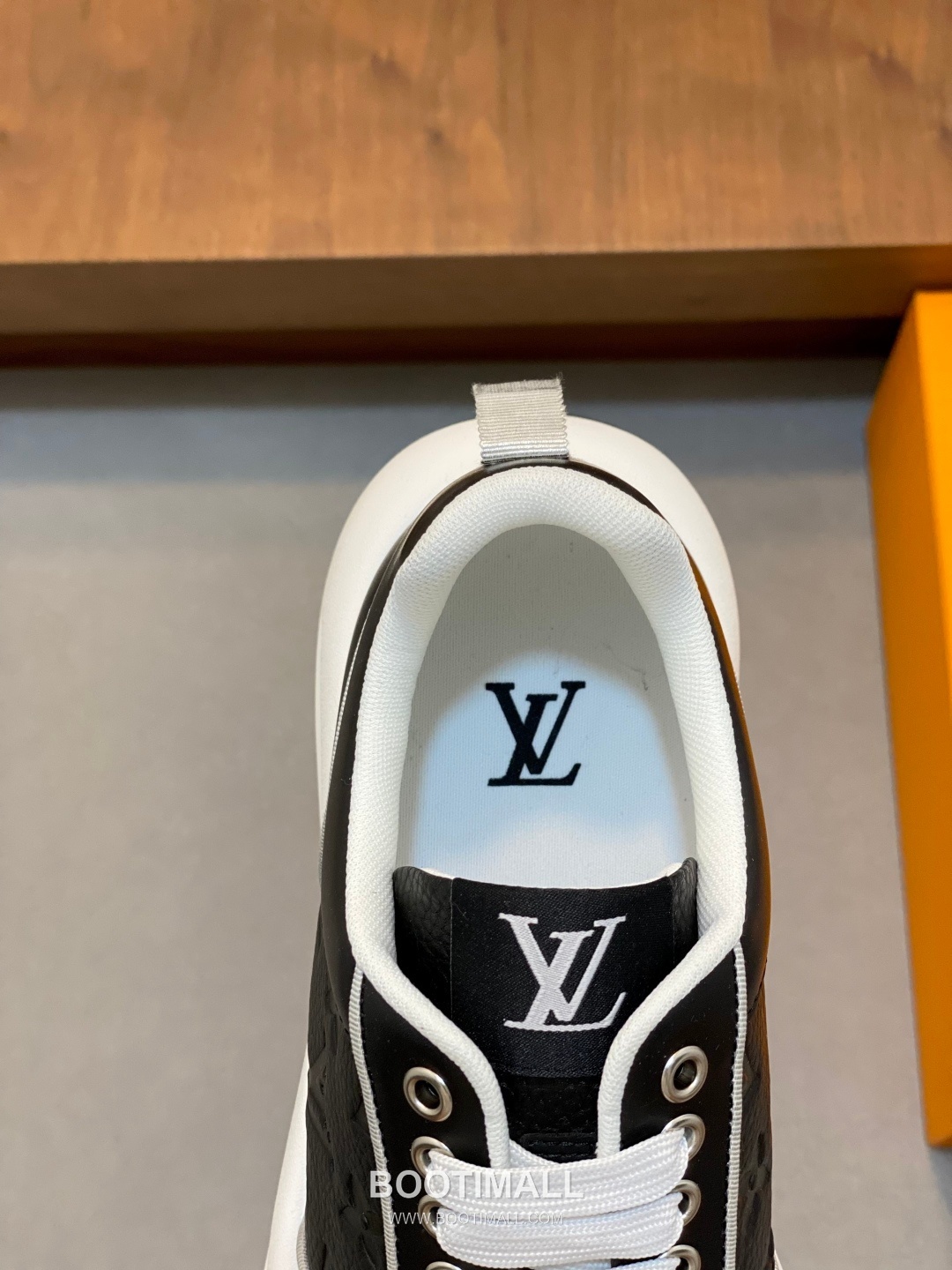 ## 신발 제품 스펙 분석

Louis Vuitton LV Trainer Sneakers 루이비통 LV 트레이너 스니커즈 1A54H5 7