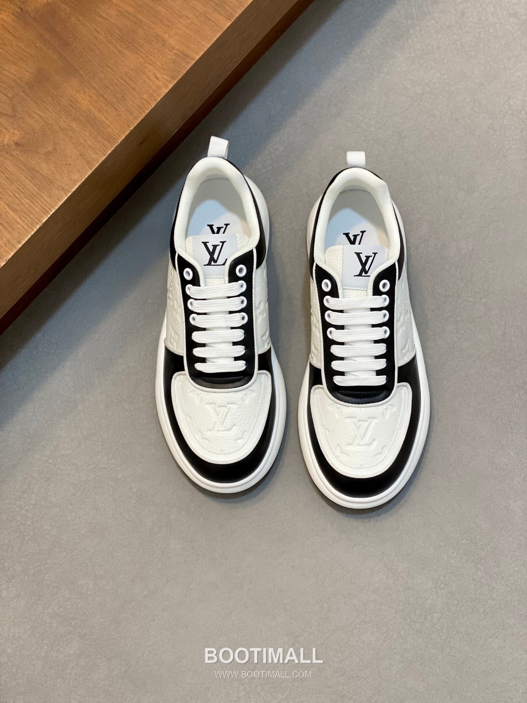 ## 신발 제품 스펙 분석

Louis Vuitton LV Trainer Sneakers 루이비통 LV 트레이너 스니커즈 1A54H5 1
