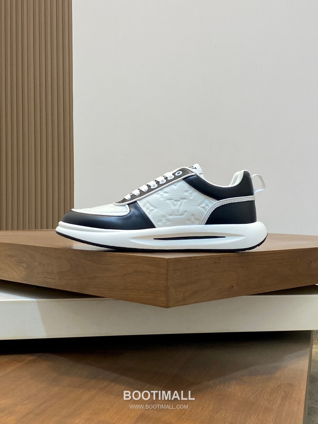 ## 신발 제품 스펙 분석

Louis Vuitton LV Trainer Sneakers 루이비통 LV 트레이너 스니커즈 1A54H5 2