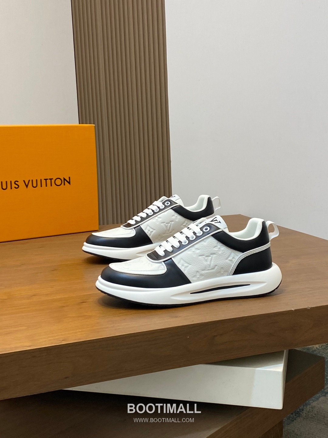 ## 신발 제품 스펙 분석

Louis Vuitton LV Trainer Sneakers 루이비통 LV 트레이너 스니커즈 1A54H5 3