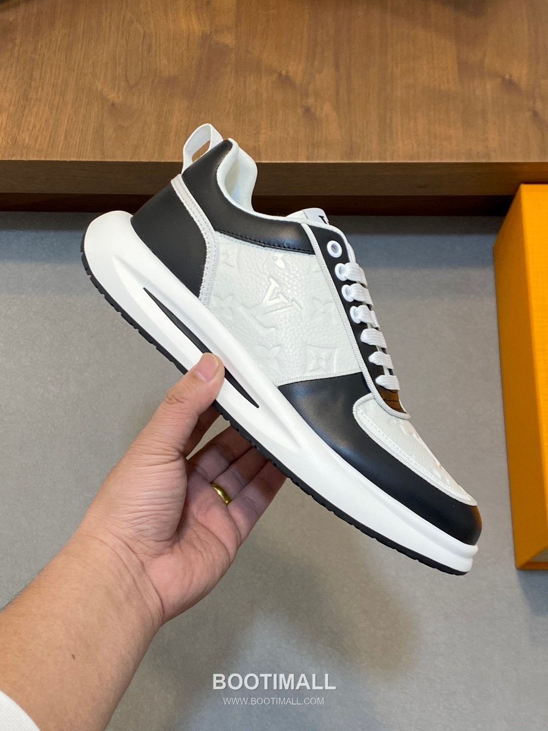 ## 신발 제품 스펙 분석

Louis Vuitton LV Trainer Sneakers 루이비통 LV 트레이너 스니커즈 1A54H5 4