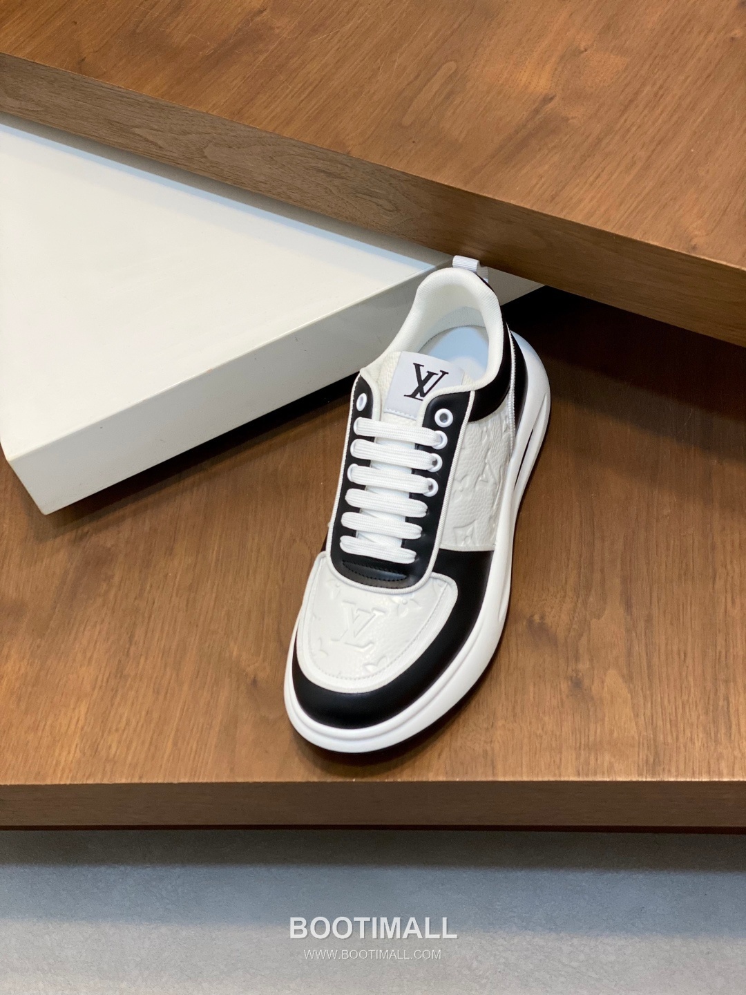 ## 신발 제품 스펙 분석

Louis Vuitton LV Trainer Sneakers 루이비통 LV 트레이너 스니커즈 1A54H5 6