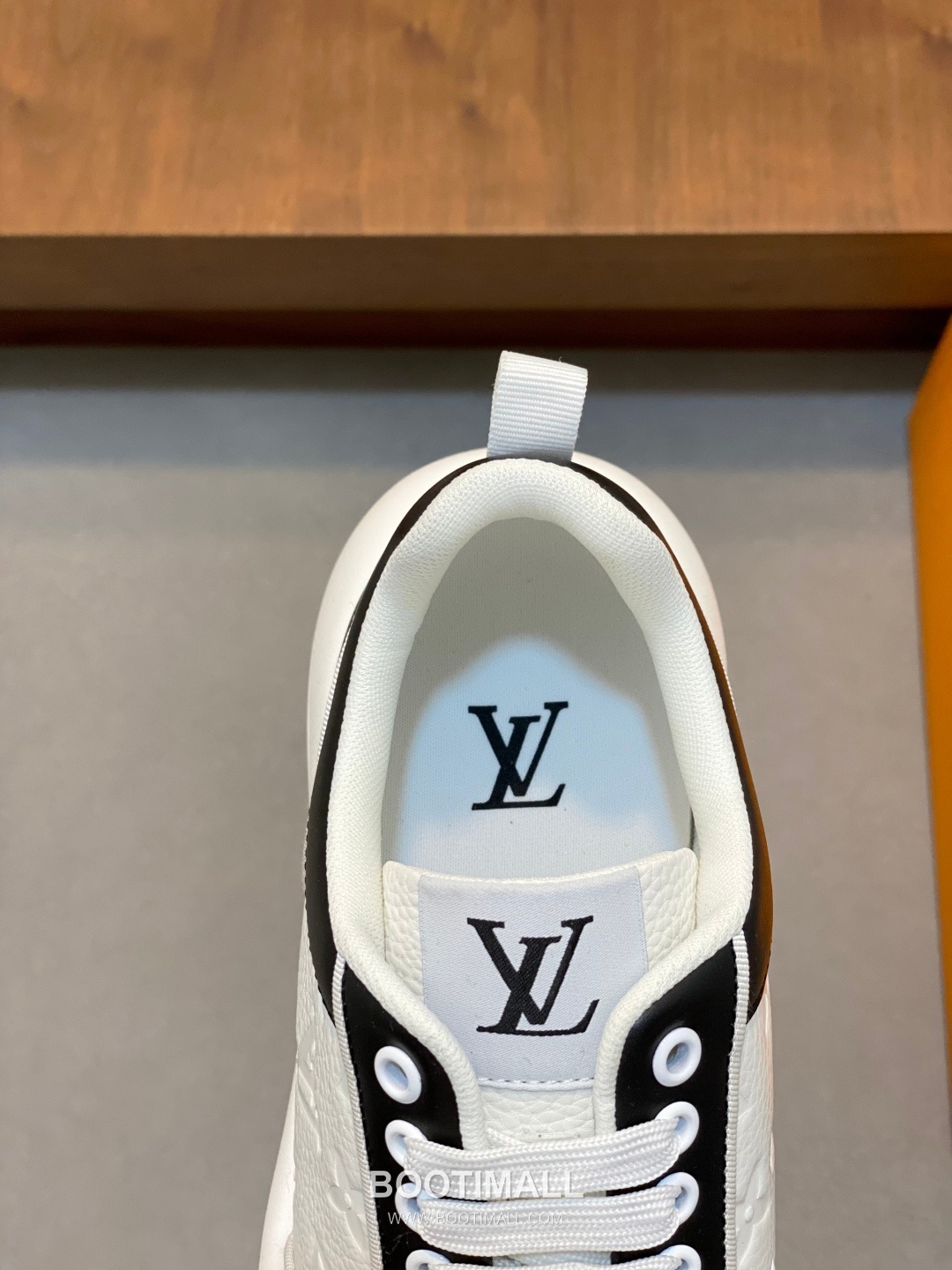 ## 신발 제품 스펙 분석

Louis Vuitton LV Trainer Sneakers 루이비통 LV 트레이너 스니커즈 1A54H5 7