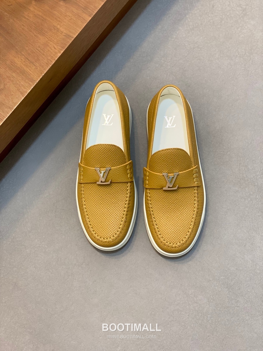 ## 신발 제품 스펙 분석

Louis Vuitton Run Away Leather Sneakers 루이비통 런어웨이 레더 스니커즈 1A4V7V 1