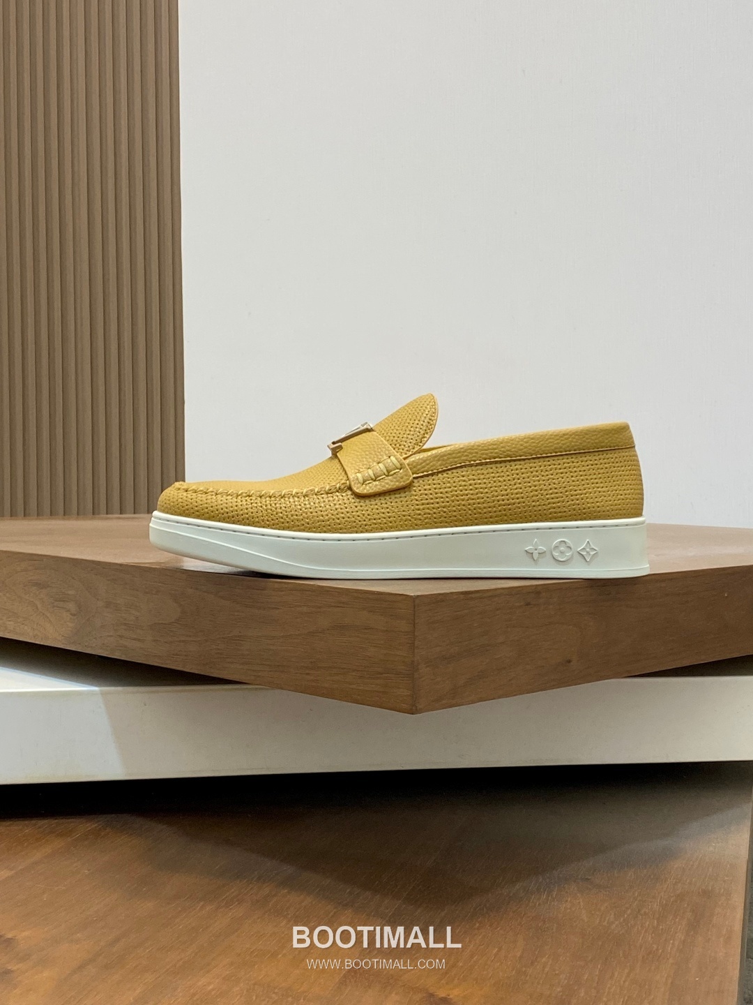 ## 신발 제품 스펙 분석

Louis Vuitton Run Away Leather Sneakers 루이비통 런어웨이 레더 스니커즈 1A4V7V 2
