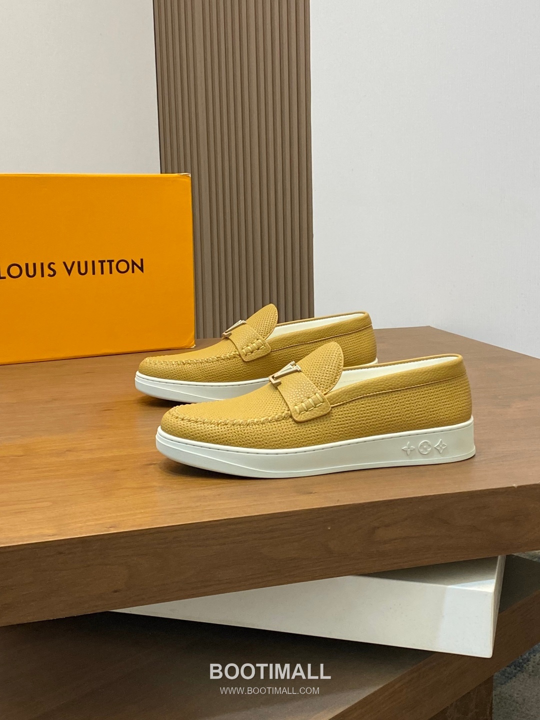 ## 신발 제품 스펙 분석

Louis Vuitton Run Away Leather Sneakers 루이비통 런어웨이 레더 스니커즈 1A4V7V 3