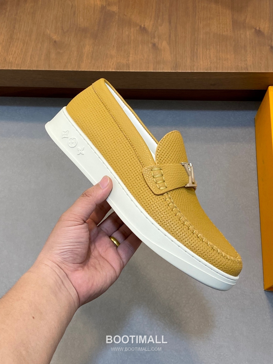 ## 신발 제품 스펙 분석

Louis Vuitton Run Away Leather Sneakers 루이비통 런어웨이 레더 스니커즈 1A4V7V 4