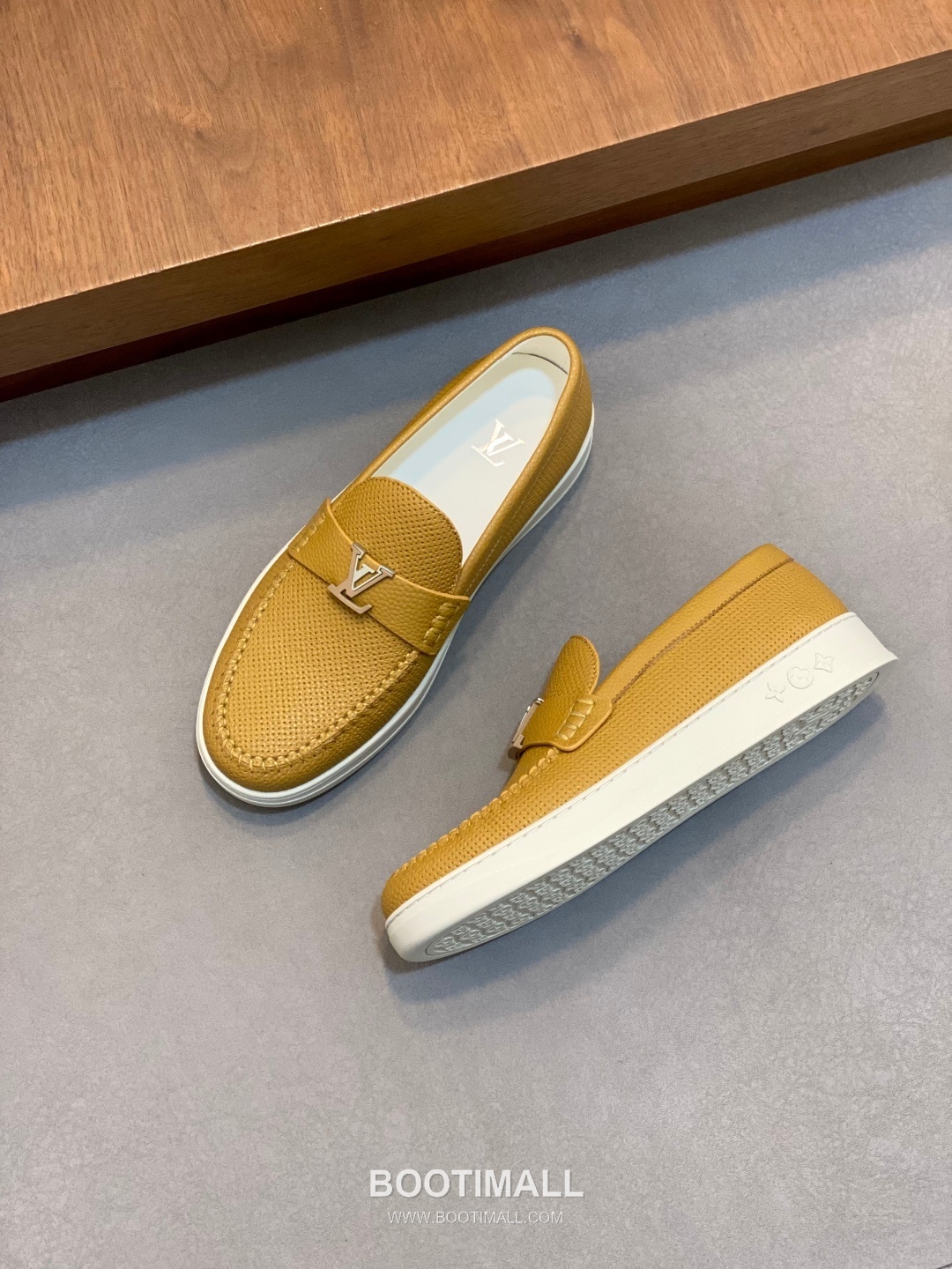 ## 신발 제품 스펙 분석

Louis Vuitton Run Away Leather Sneakers 루이비통 런어웨이 레더 스니커즈 1A4V7V 5