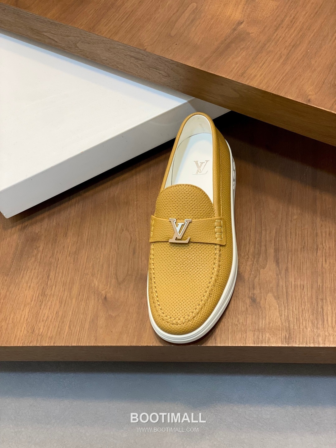 ## 신발 제품 스펙 분석

Louis Vuitton Run Away Leather Sneakers 루이비통 런어웨이 레더 스니커즈 1A4V7V 6