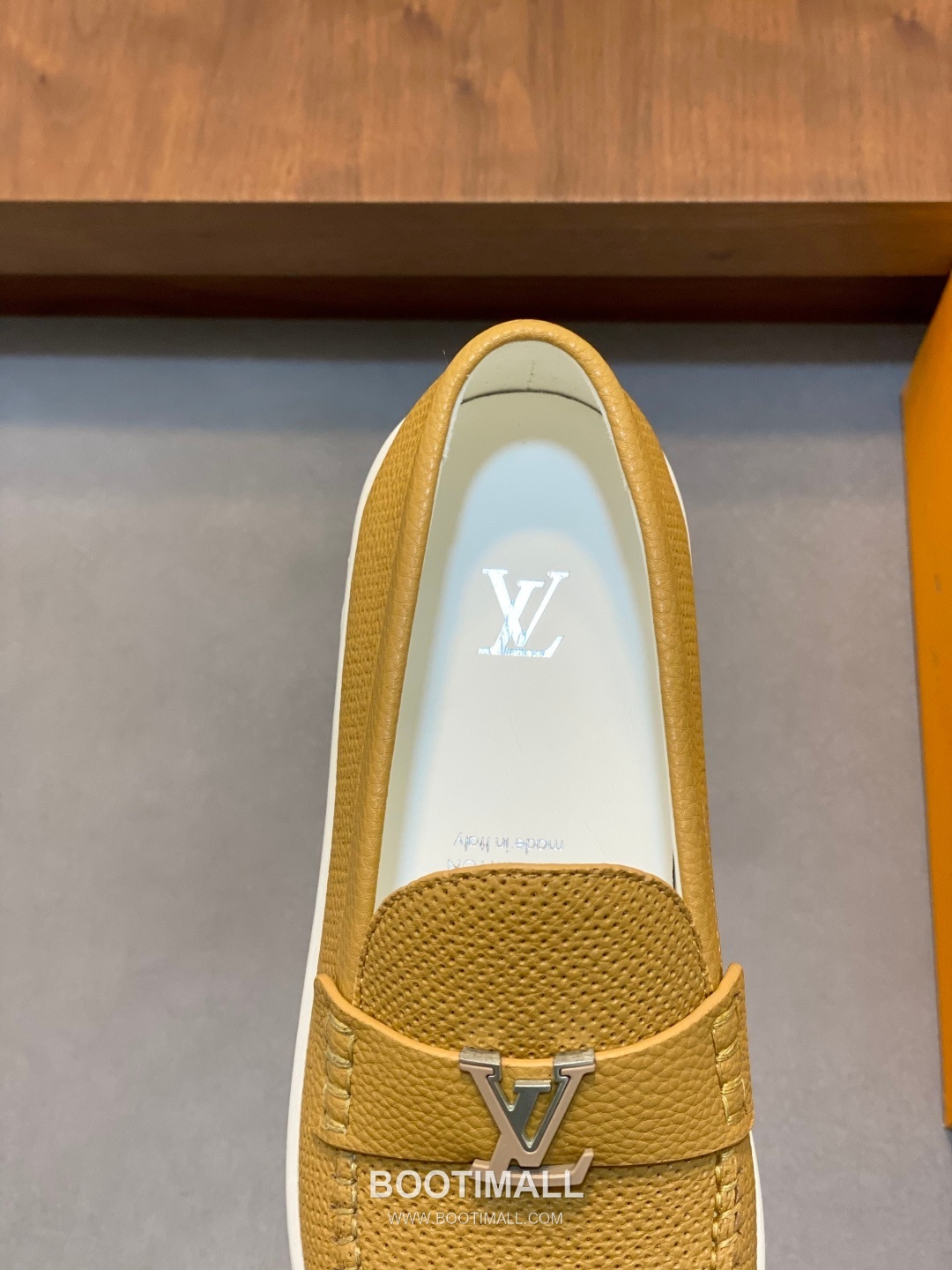 ## 신발 제품 스펙 분석

Louis Vuitton Run Away Leather Sneakers 루이비통 런어웨이 레더 스니커즈 1A4V7V 7