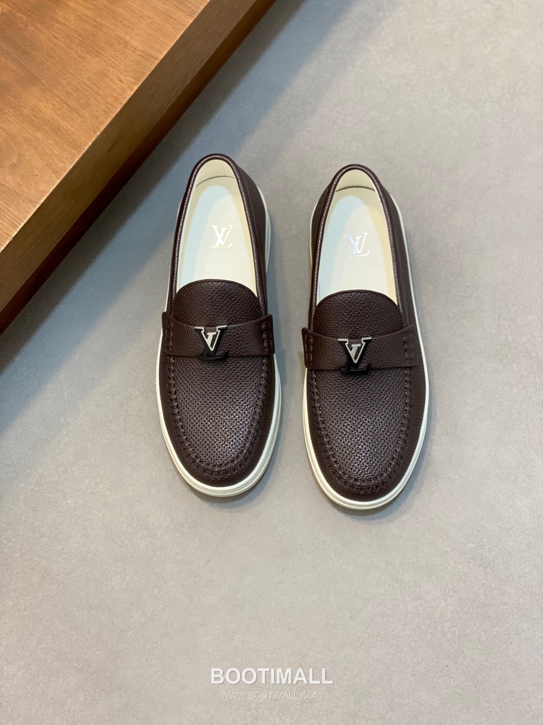 ## 신발 제품 스펙 분석

Louis Vuitton Run Away Leather Sneakers 루이비통 런어웨이 레더 스니커즈 1A4V7V 1