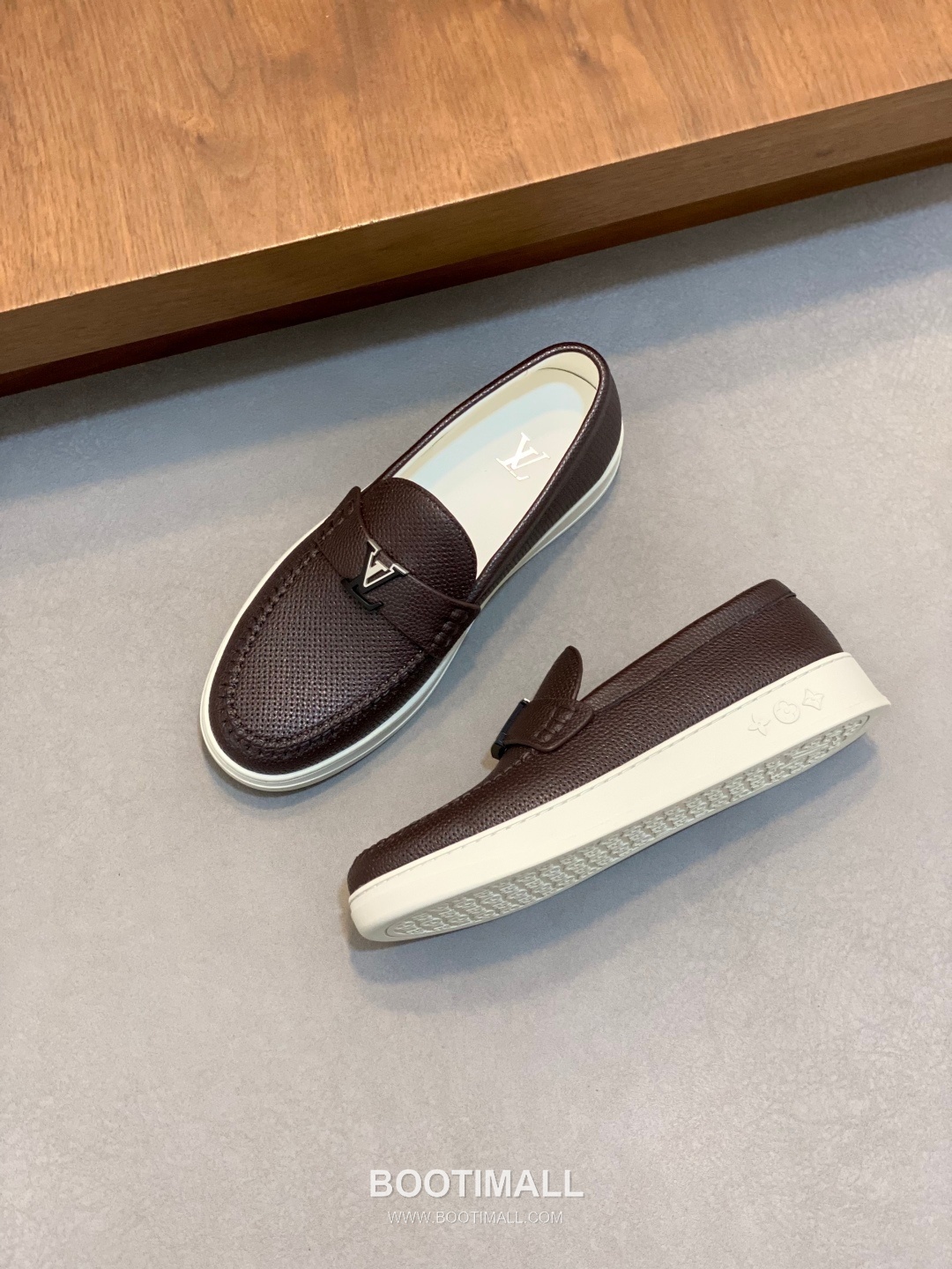 ## 신발 제품 스펙 분석

Louis Vuitton Run Away Leather Sneakers 루이비통 런어웨이 레더 스니커즈 1A4V7V 5